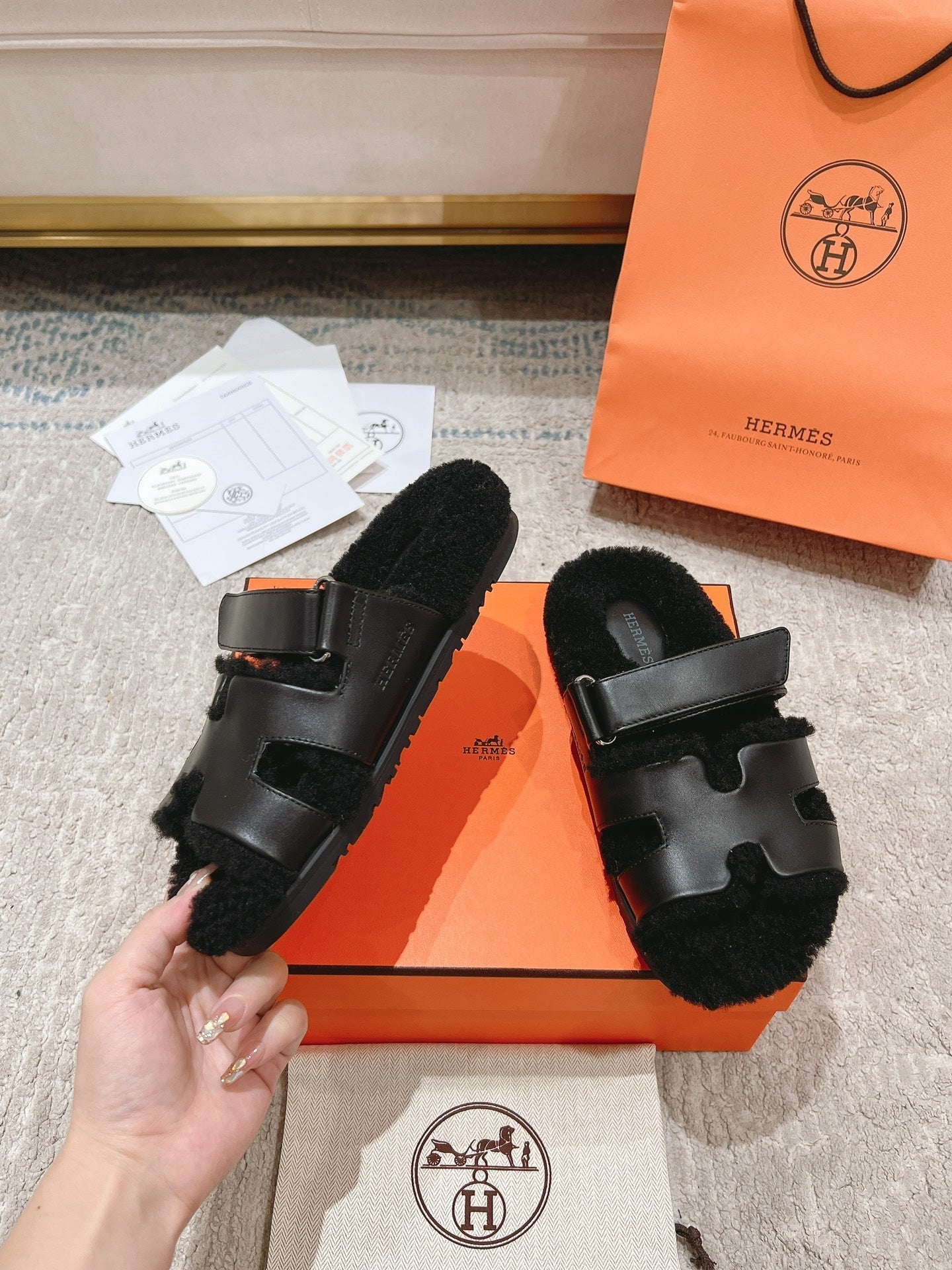 CHYPRE SANDAL IN BLACK SHEARLING AND CALFSKIN、mysite、Cacoeks