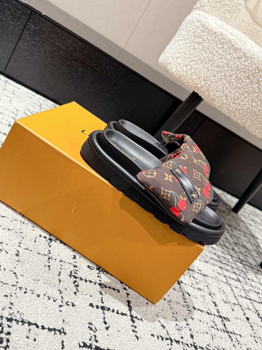 LV MIAMI-STYLE SANDALS 25S IN BROWN FABRIC AND BLACK CALFSKIN、mysite、Cacoeks