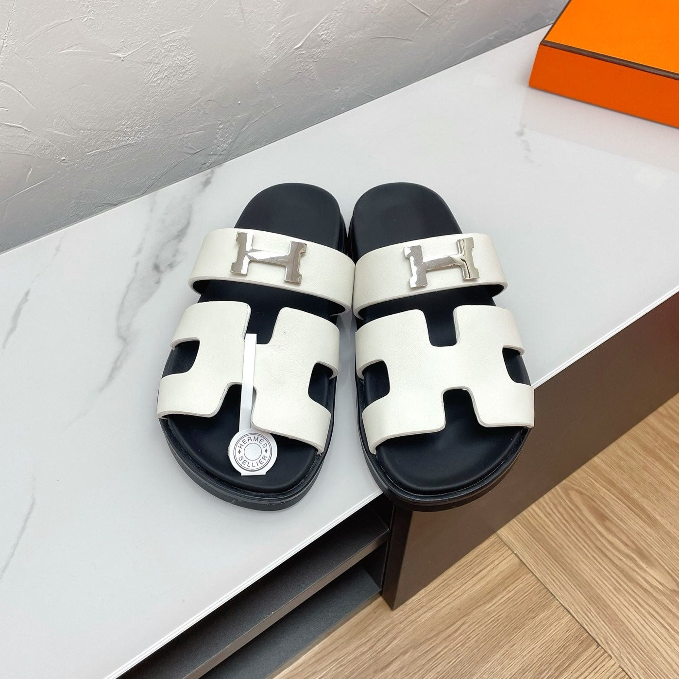 CHYPRE SANDAL WHITE LAMBSKIN WITH H BUCKLE、mysite、Cacoeks
