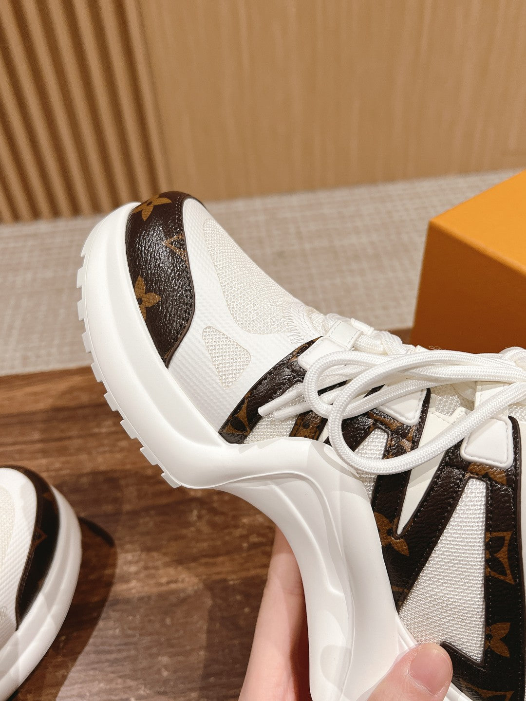 LV ARCHLIGHT SNEAKER IN WHITE CANVAS AND CHOCOLATE BROWN MONOGRAM CALFSKIN、mysite、Cacoeks