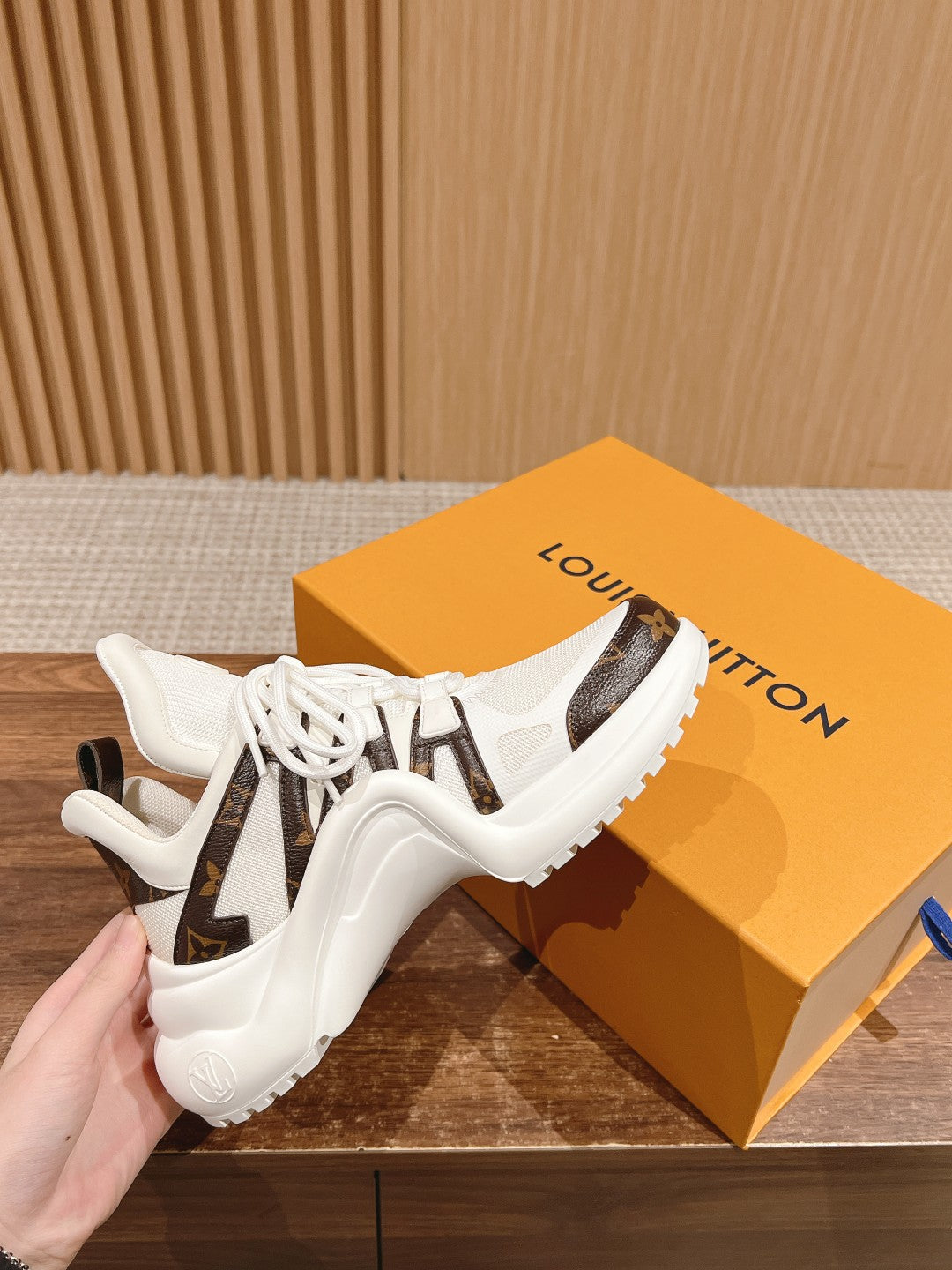 LV ARCHLIGHT SNEAKER IN WHITE CANVAS AND CHOCOLATE BROWN MONOGRAM CALFSKIN、mysite、Cacoeks
