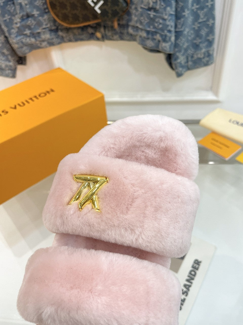 HALF MULE SLIPPERS IN LIGHT PINK FLEECE FEATURING METALLIC LOGO、mysite、Cacoeks