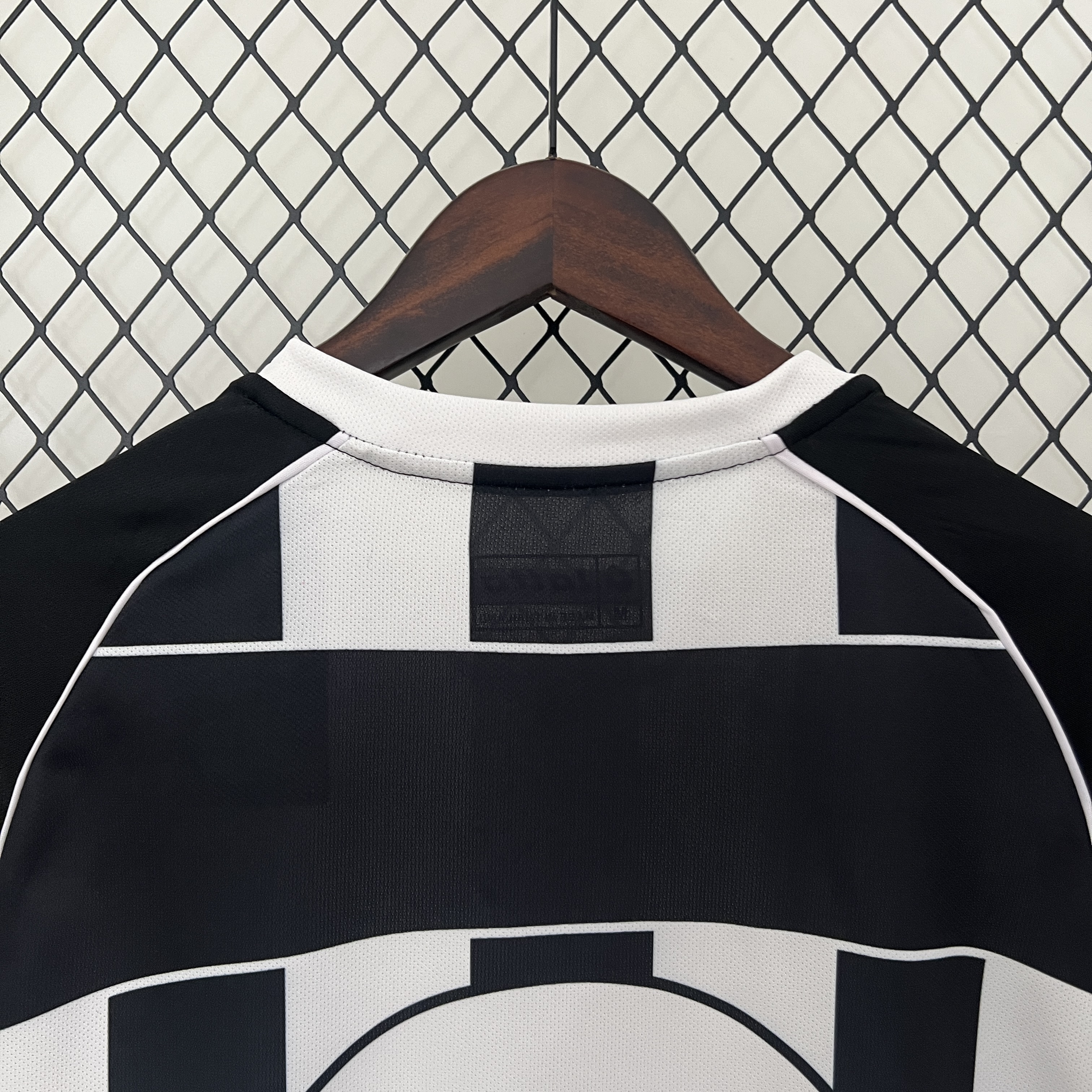 GlobeJersey-Retro Juventus 2002-03 European Home Jersey