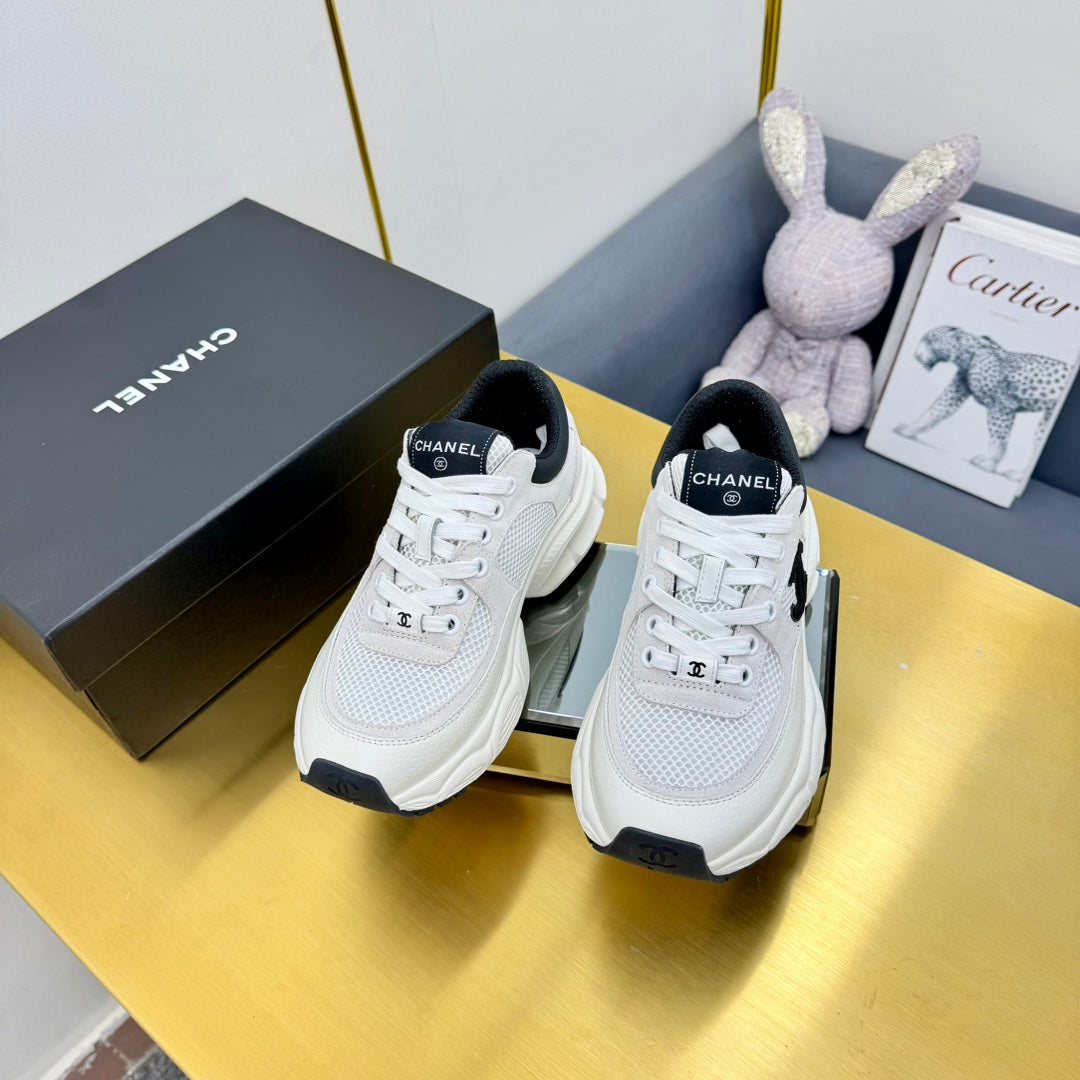 SNEAKER IN PALE GRAY SUEDE WITH BLACK LOGO AND MESH、mysite、Cacoeks