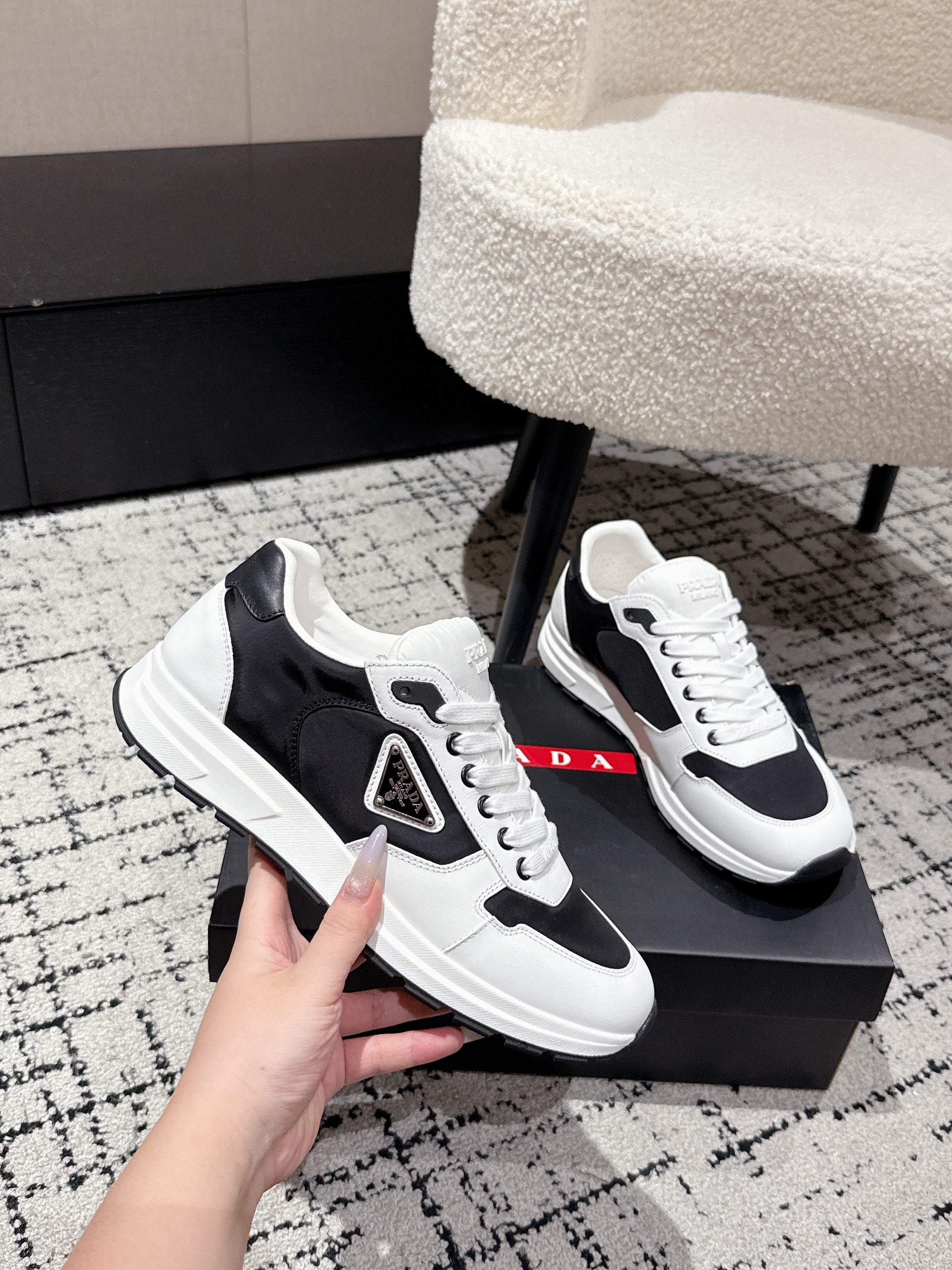 PRADA 25S MEN SNEAKERS LOGO IN WHITE AND BLACK NUBUCK AND CANVAS、mysite、Cacoeks