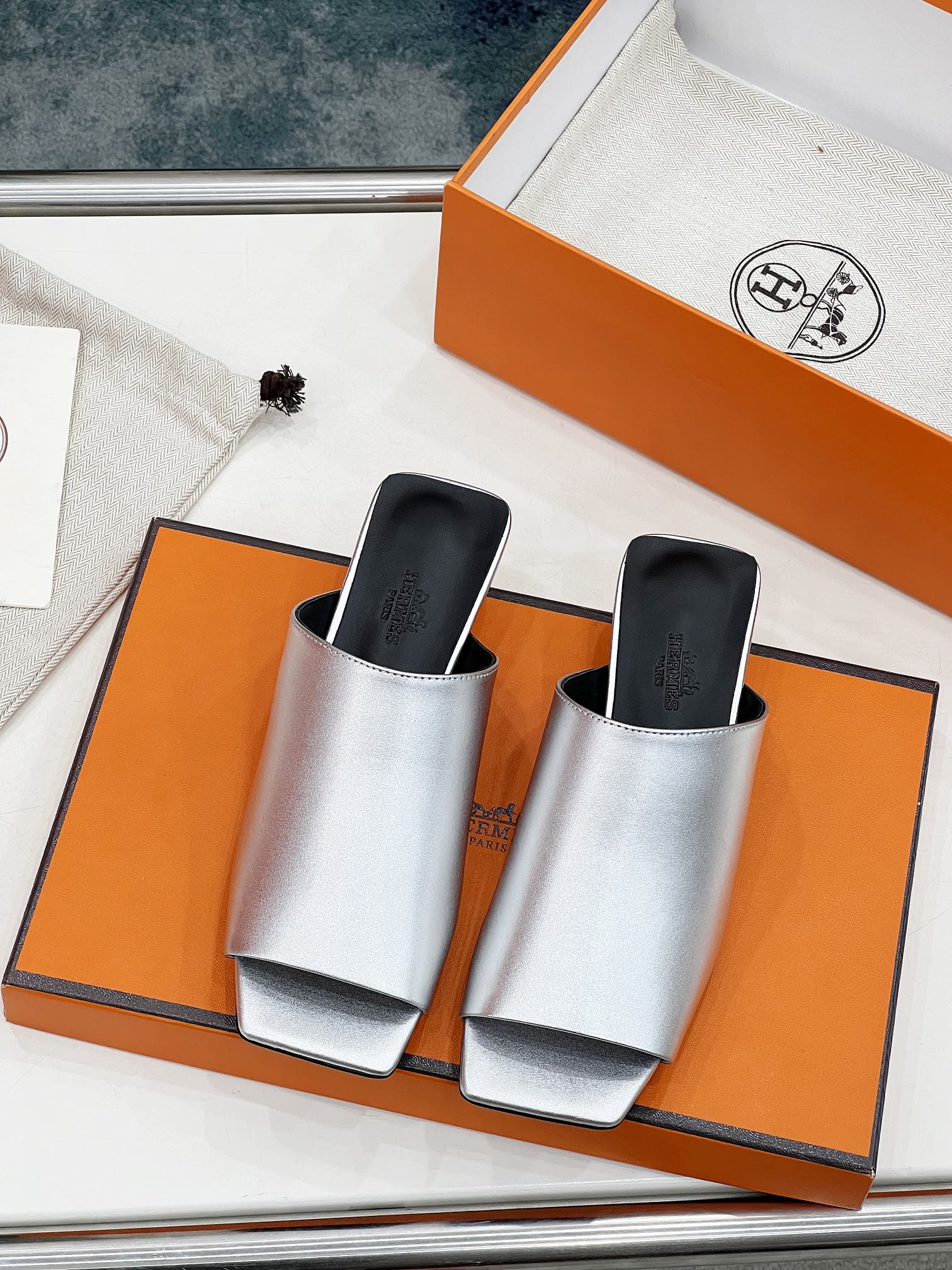 IDOLE SANDAL IN SILVER CALFSKIN、mysite、Cacoeks