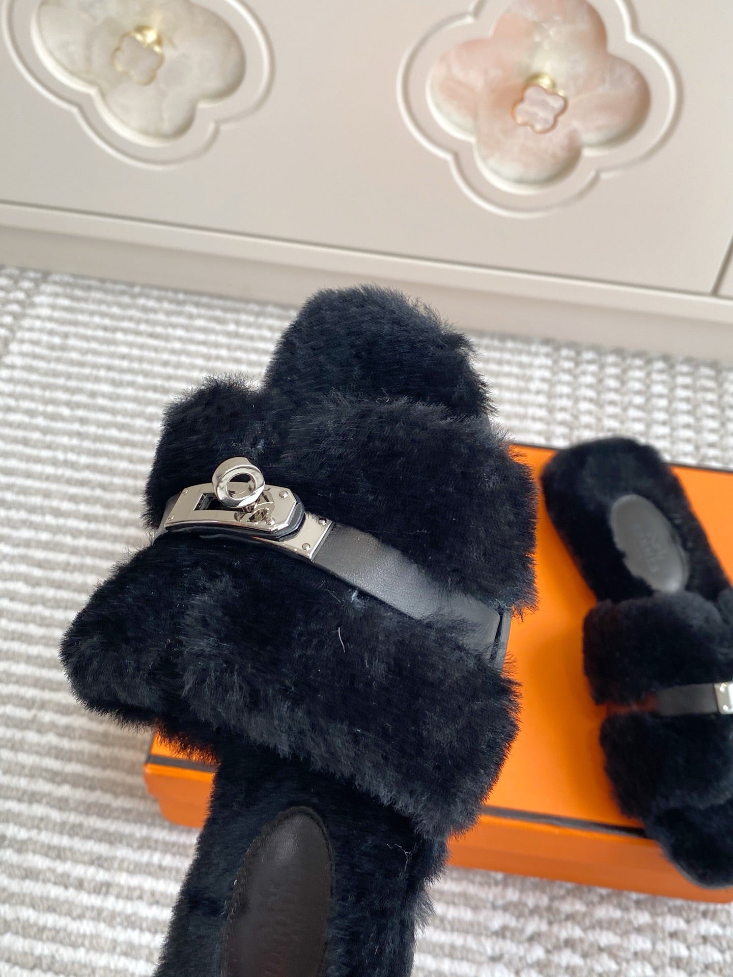 HM 25S ECLAIR SANDAL IN BLACK SHEARLING WITH SILVER HARDWARE、mysite、Cacoeks