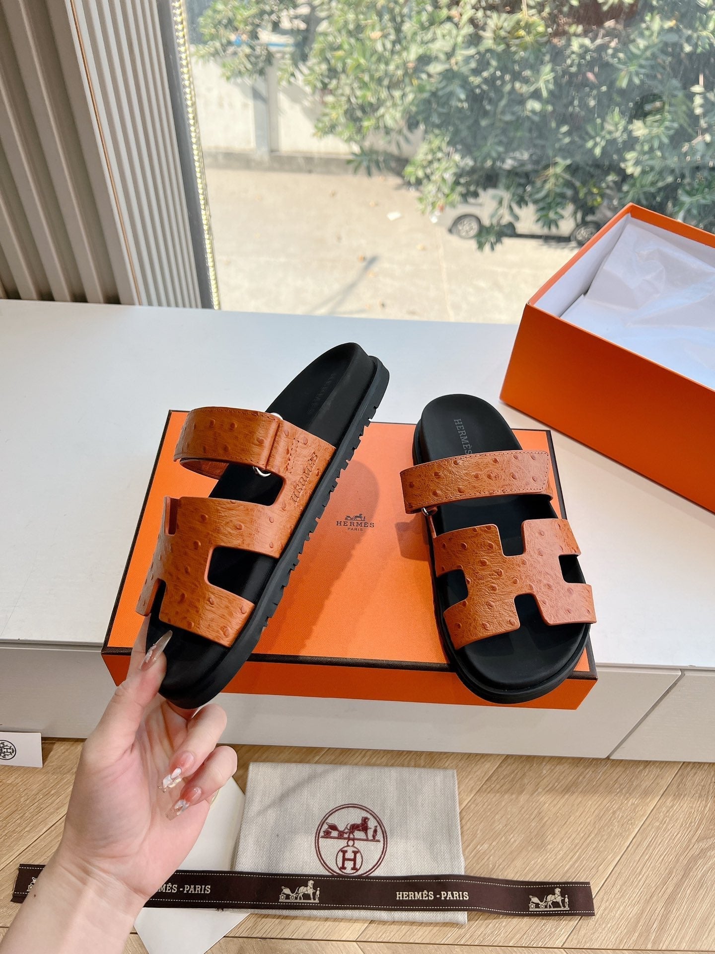 CHYPRE SANDAL IN VIVID ORANGE GRAINED CALFSKIN、mysite、Cacoeks