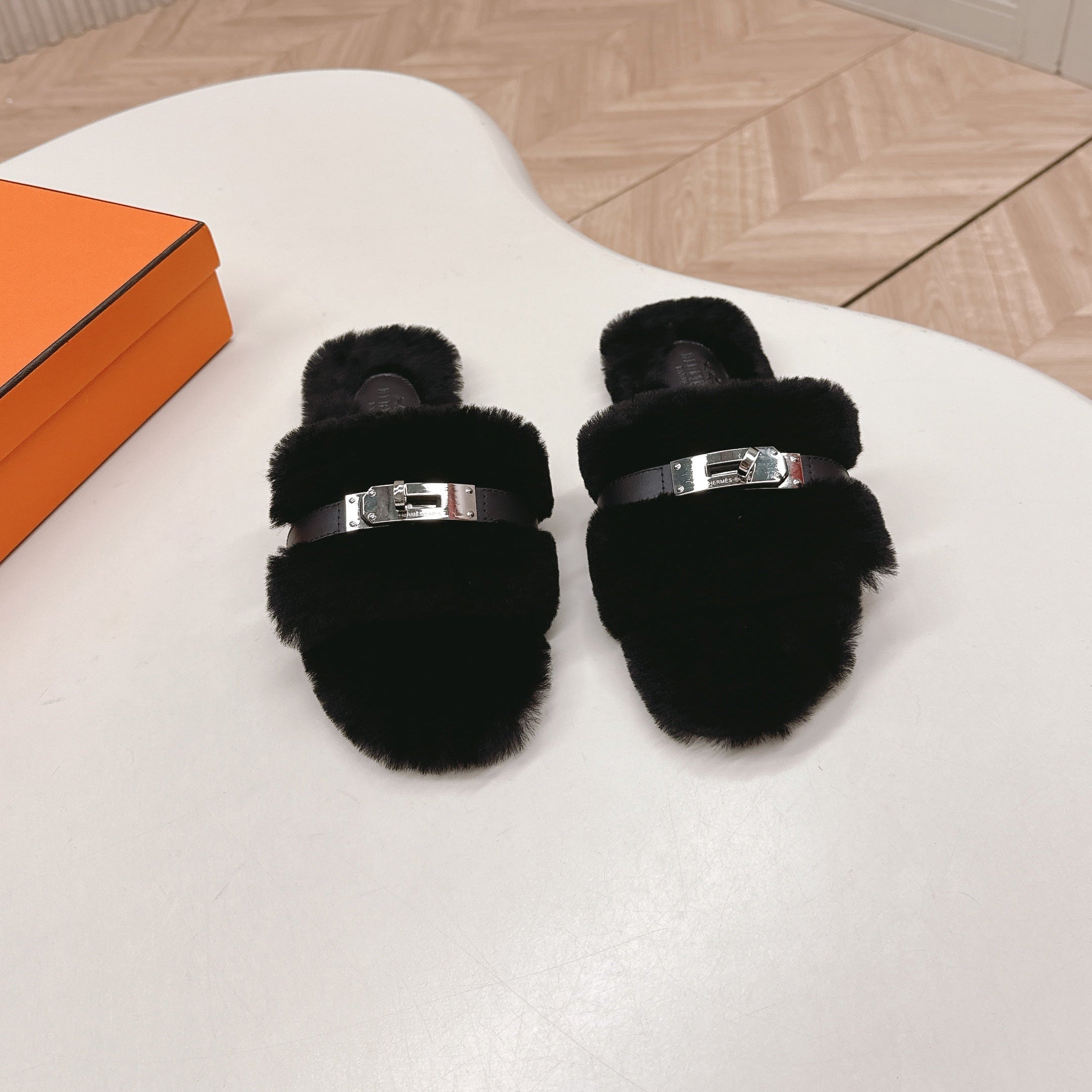 HM 25S ORAN SANDAL IN BLACK SHEARLING WITH SILVER HARDWARE、mysite、Cacoeks
