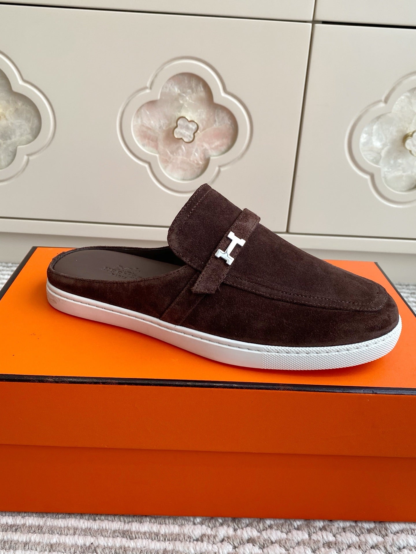 HM 25S MULES IN DARK BROWN SUEDE WITH SILVER HARDWARE、mysite、Cacoeks