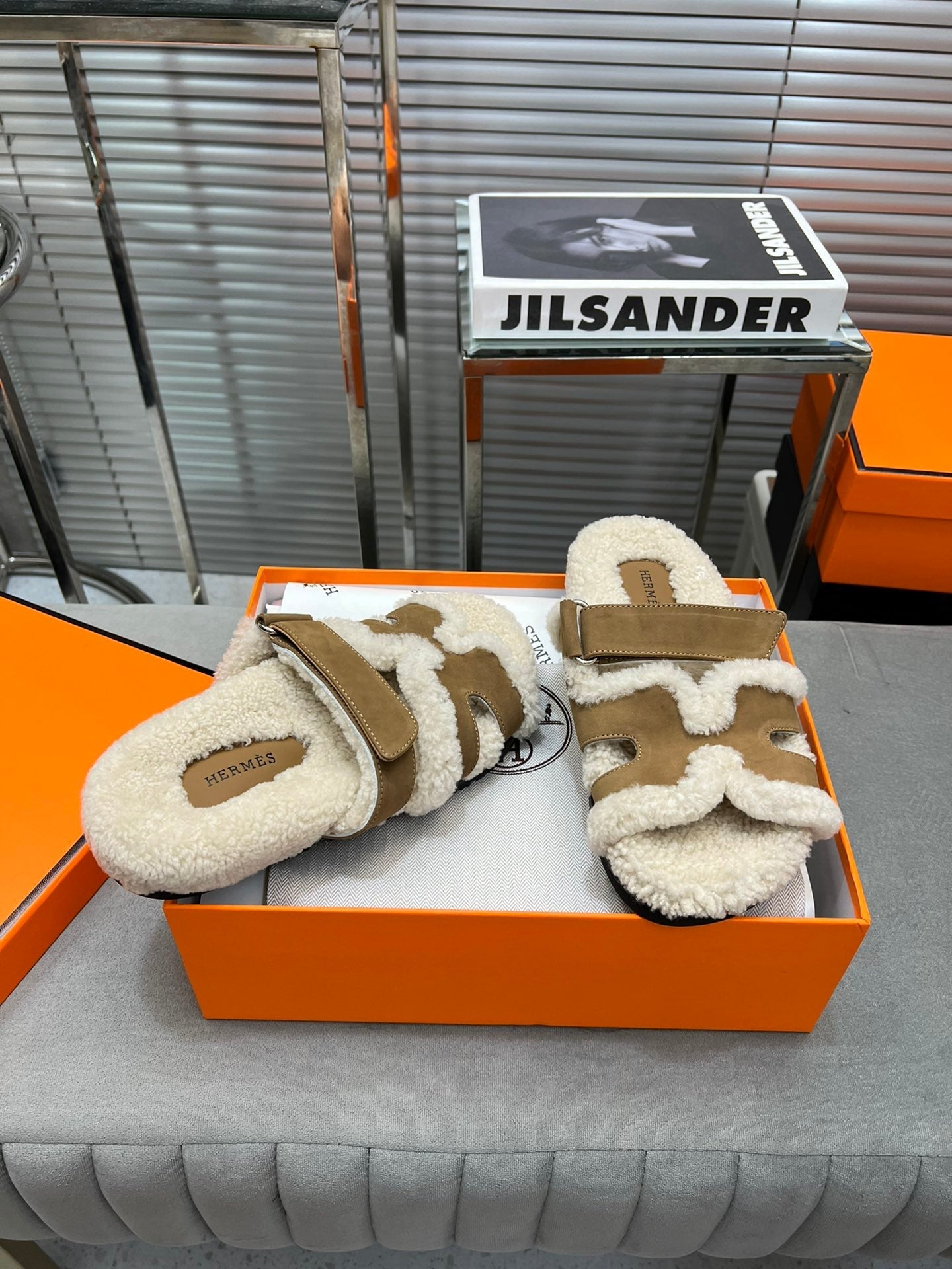 CHYPRE SLIPPERS IN BEIGE LAMB WOOL AND LIGHT FRENCH BEIGE SUEDE、mysite、Cacoeks