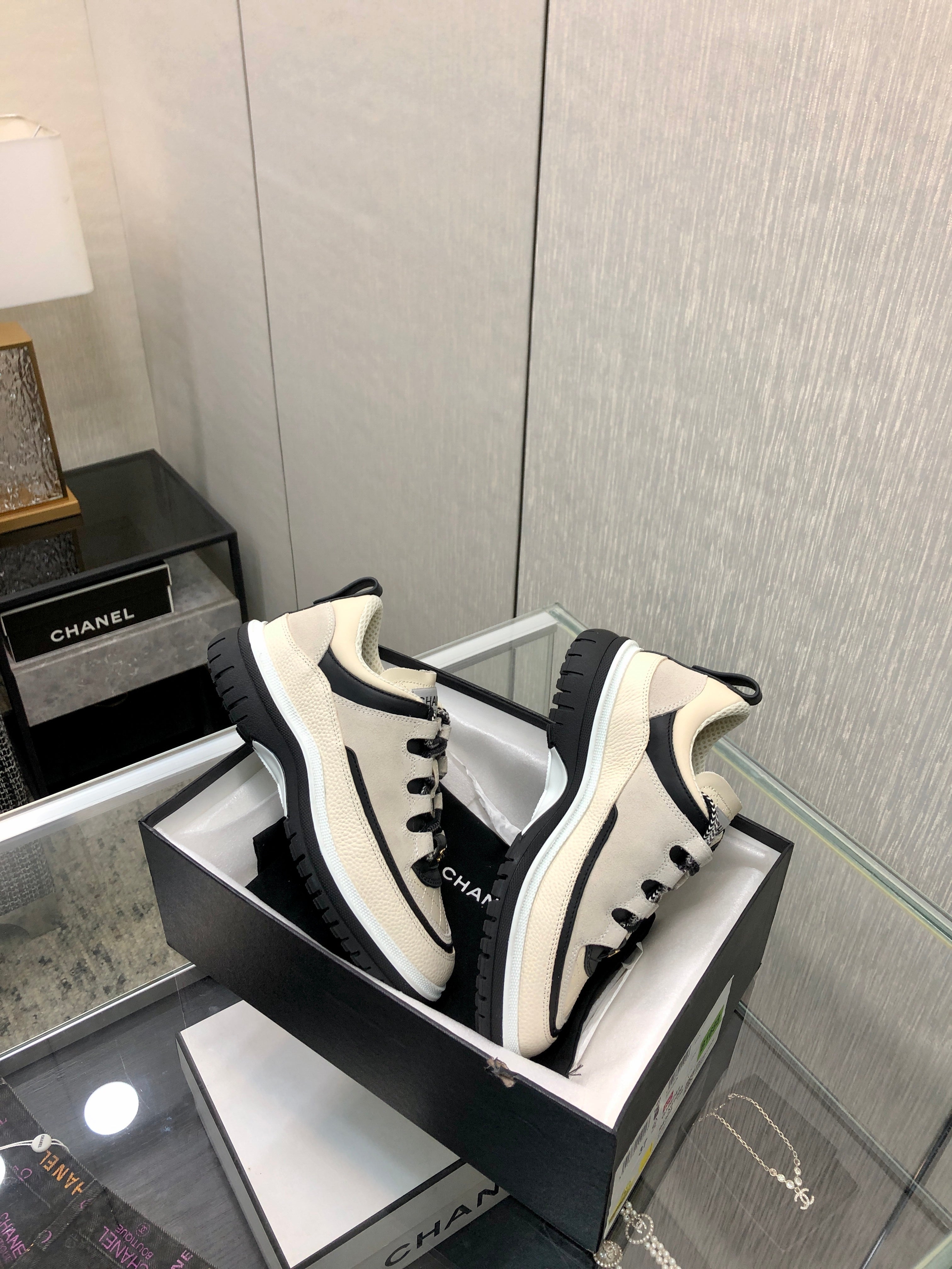 LOW TOP CASUAL SHOES IN BISQUE BEIGE LAMBSKIN AND SUEDE、mysite、Cacoeks