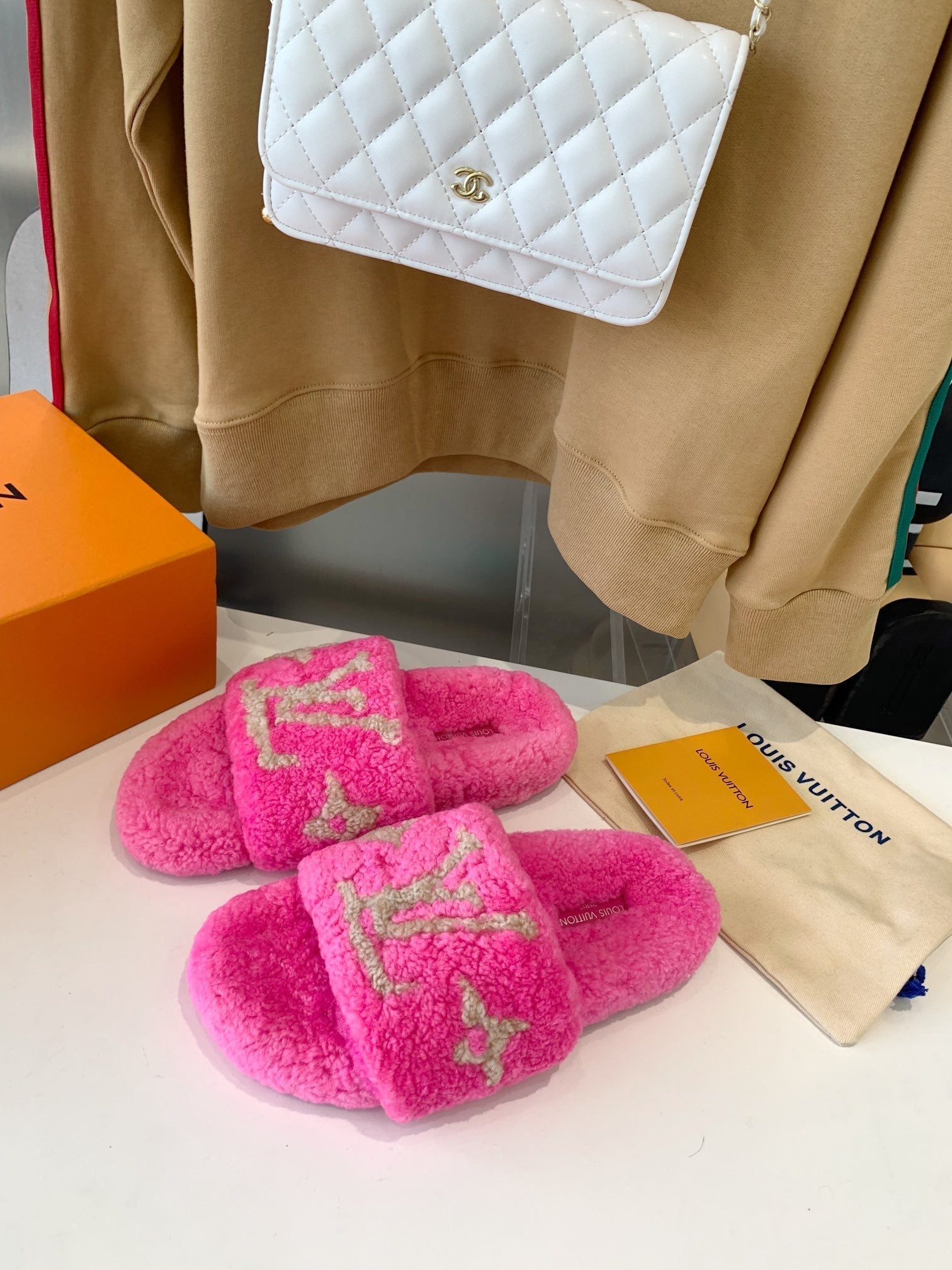 LV WOMEN'S PASEO FLAT SLIPPER IN BRIGHT PINK FLEECE WITH TAN BROWN LOGO、mysite、Cacoeks