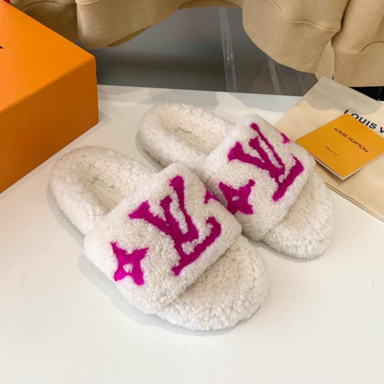 LV WOMEN'S PASEO FLAT SLIPPER IN WHITE FLEECE WITH PINK LOGO、mysite、Cacoeks