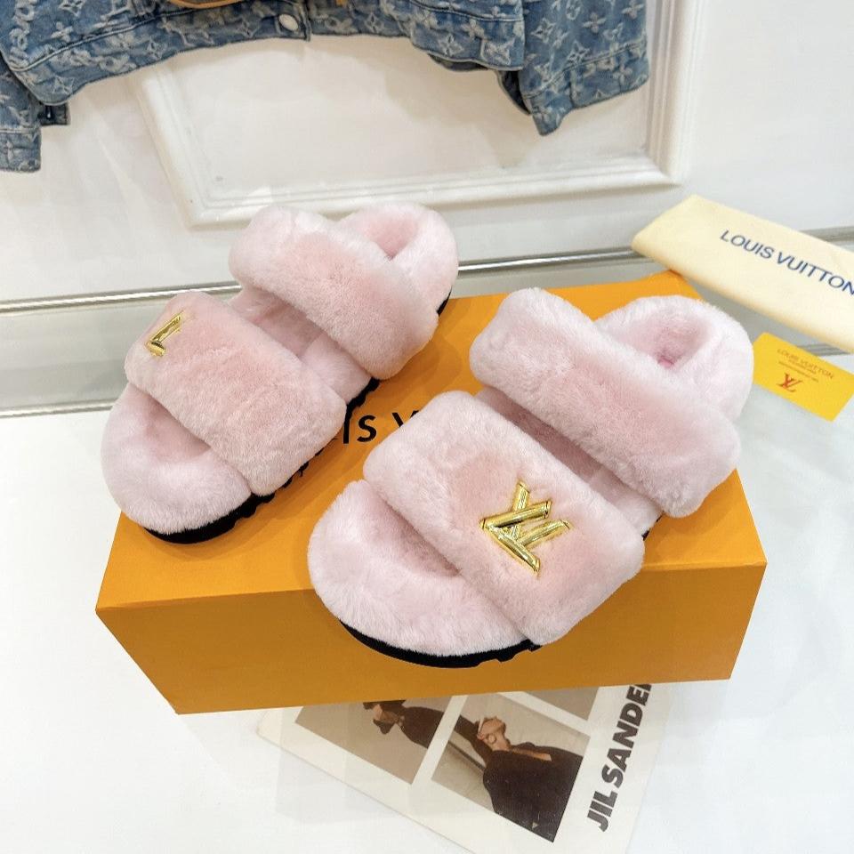 HALF MULE SLIPPERS IN LIGHT PINK FLEECE FEATURING METALLIC LOGO、mysite、Cacoeks