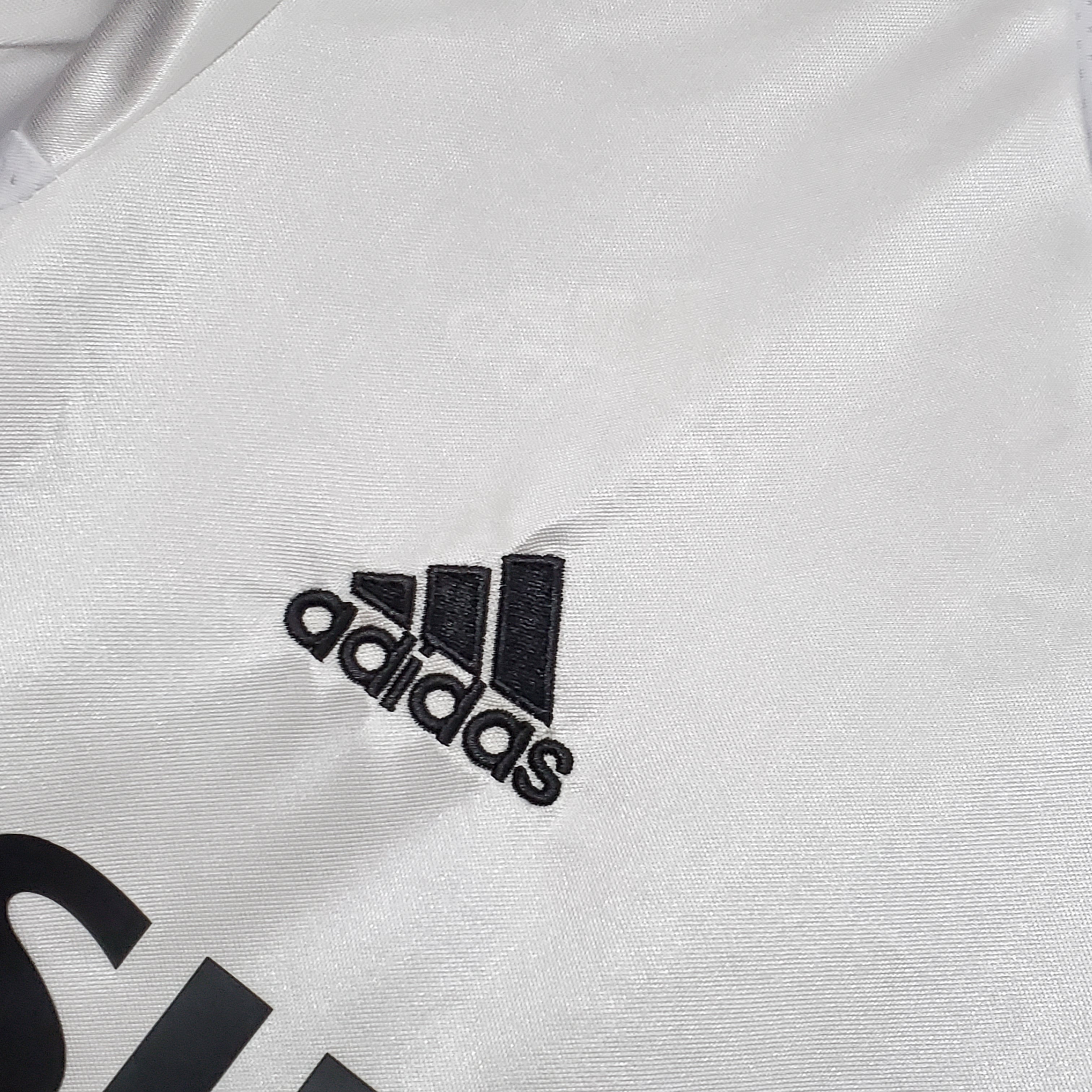 JerseysGala.com | Retro Real Madrid 04-05 Home Stadium Jersey -Customize Name, Number and Patch | Worldwide Shipping