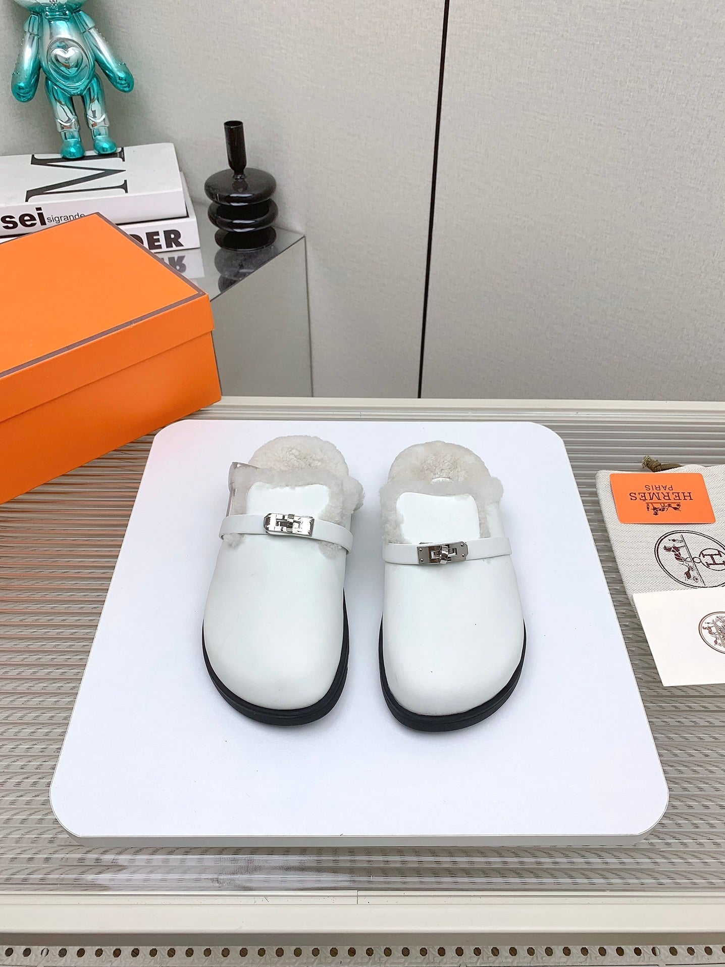 SLIP-ON MULE IN WHITE CALFSKIN AND SHEARLING LINING、mysite、Cacoeks