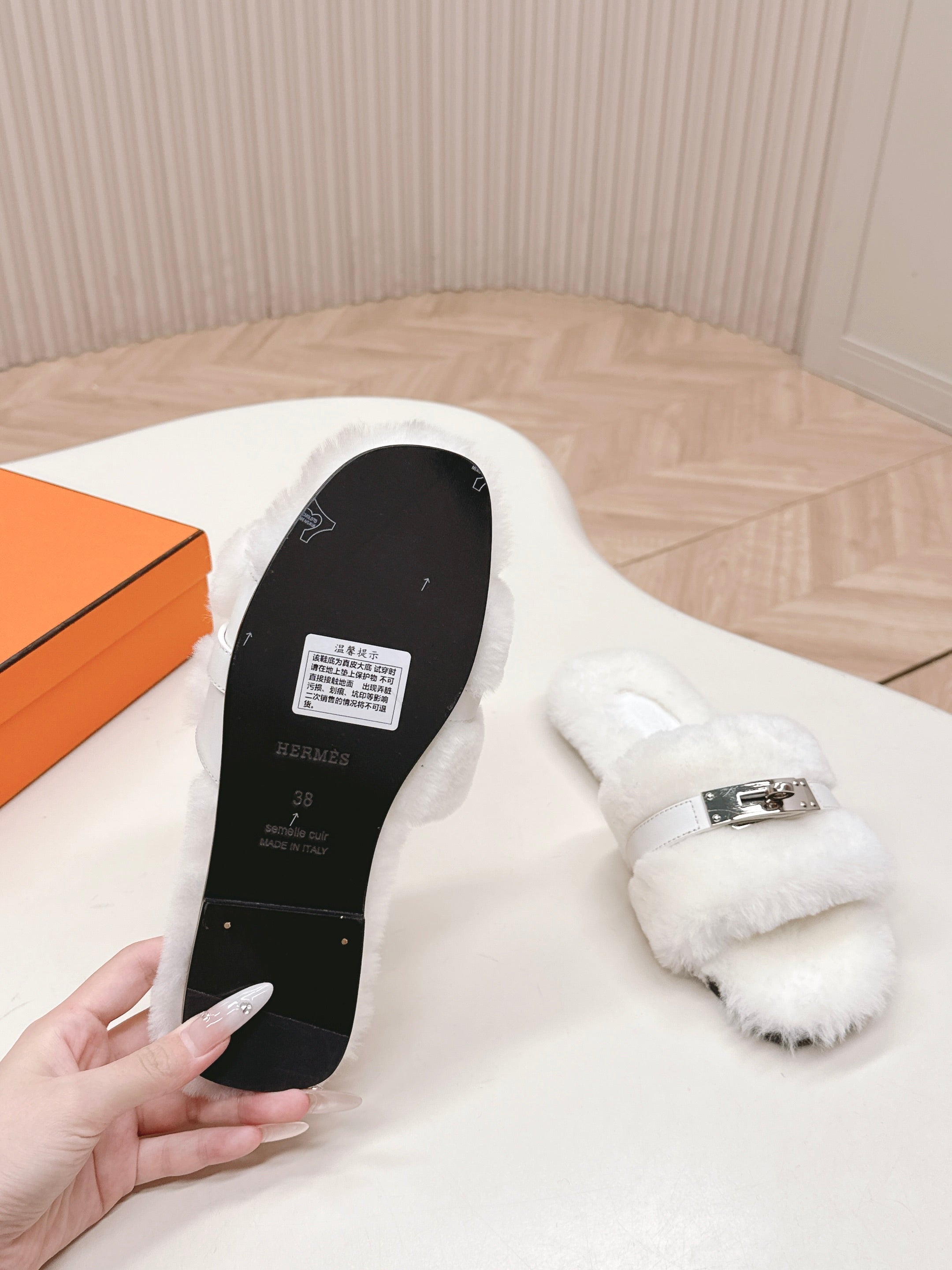 HM 25S ORAN SANDAL IN WHITE SHEARLING WITH SILVER HARDWARE、mysite、Cacoeks