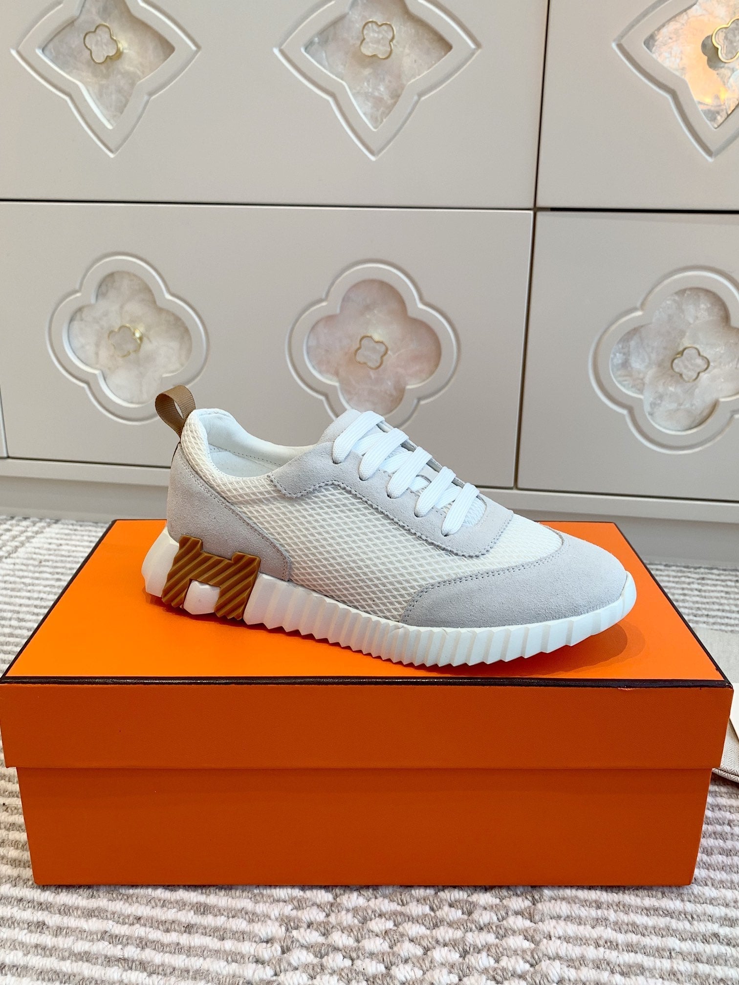 BOUNCING SNEAKER IN WHITE GRAPHIC MESH AND PASTEL GRAY SUEDE、mysite、Cacoeks