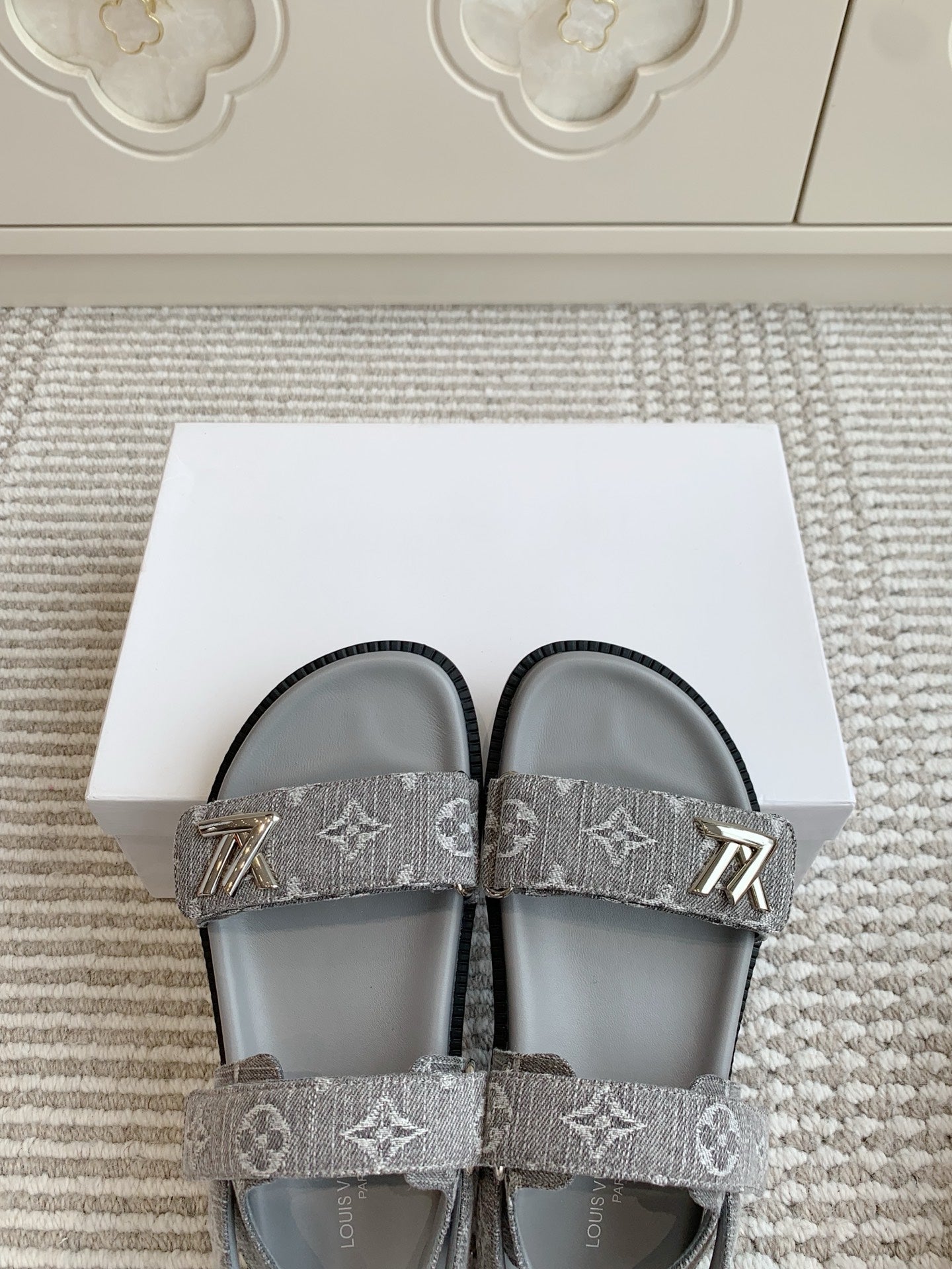 LV SANDALS 25S IN GREY DENIM AND CALFSKIN WITH SILVER HARDWARE、mysite、Cacoeks