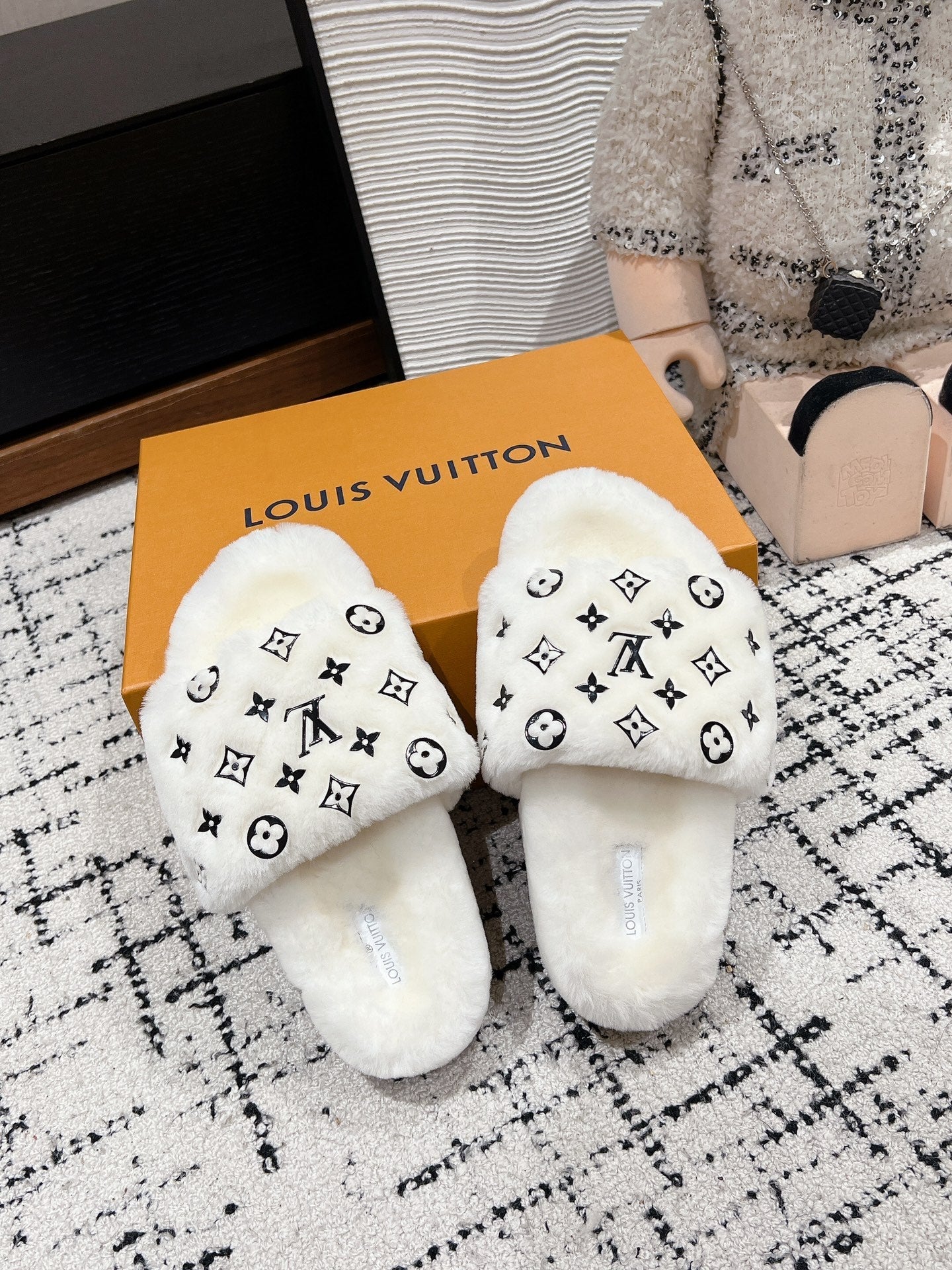 SLIPPER IN WHITE WOOL WITH BLACK LOGO、mysite、Cacoeks