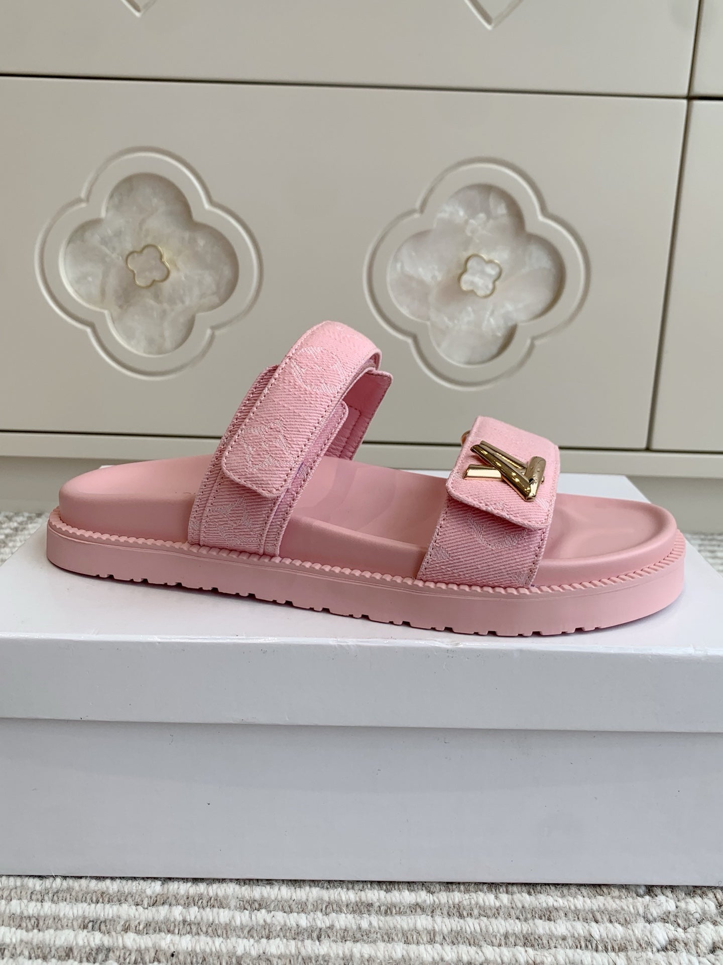 LV TWO-STRAP SANDALS 25S IN LIGHT PINK DENIM AND CALFSKIN WITH GOLD HARDWARE、mysite、Cacoeks