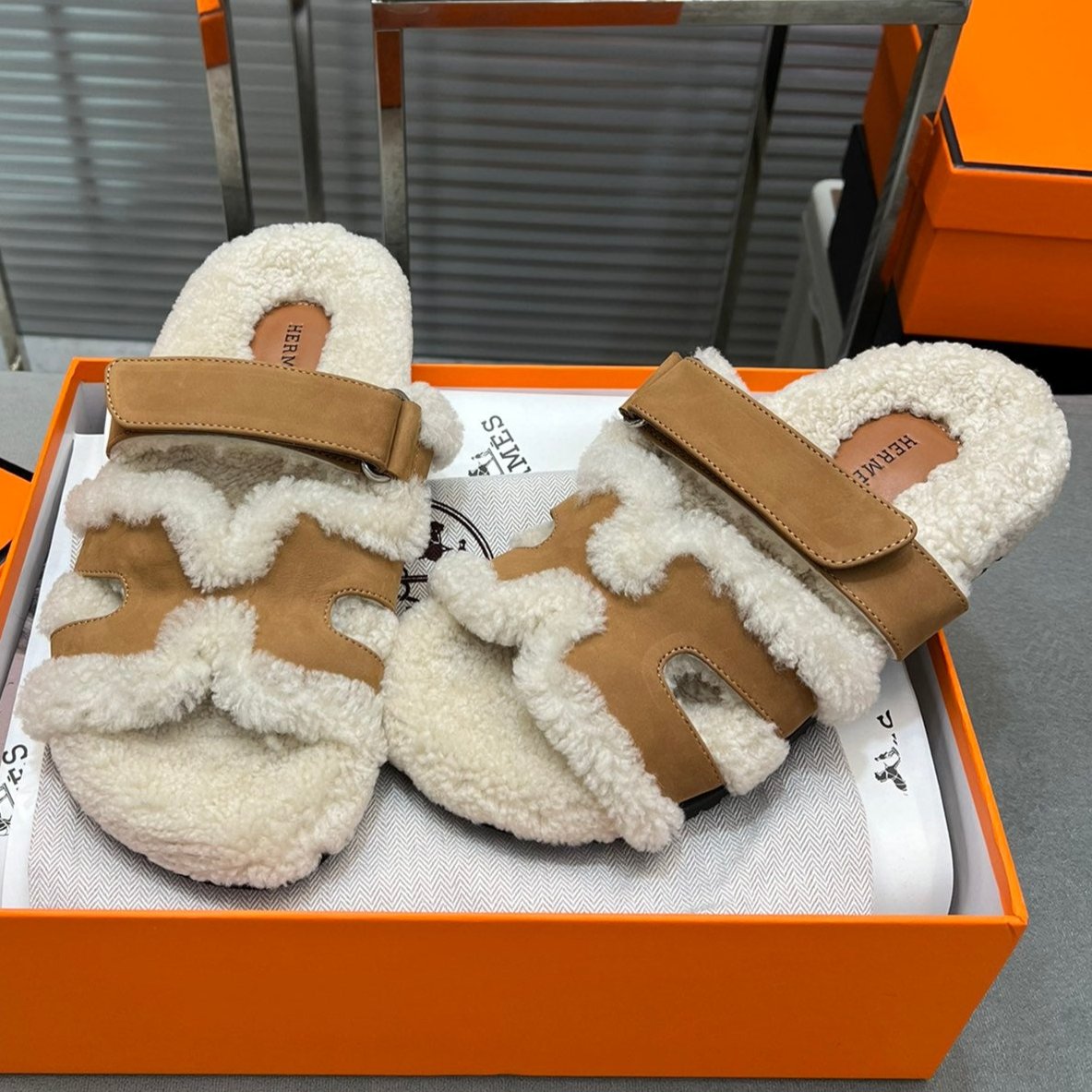 CHYPRE SLIPPERS IN BEIGE LAMB WOOL AND PERU BROWN SUEDE、mysite、Cacoeks