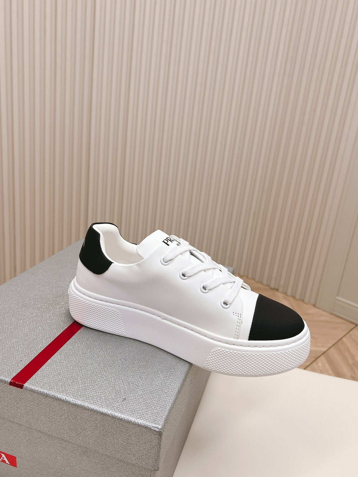PRA LOGO OUTLET BASIC SNEAKERS WHITE AND BLACK TOE CALFSKIN、mysite、Cacoeks