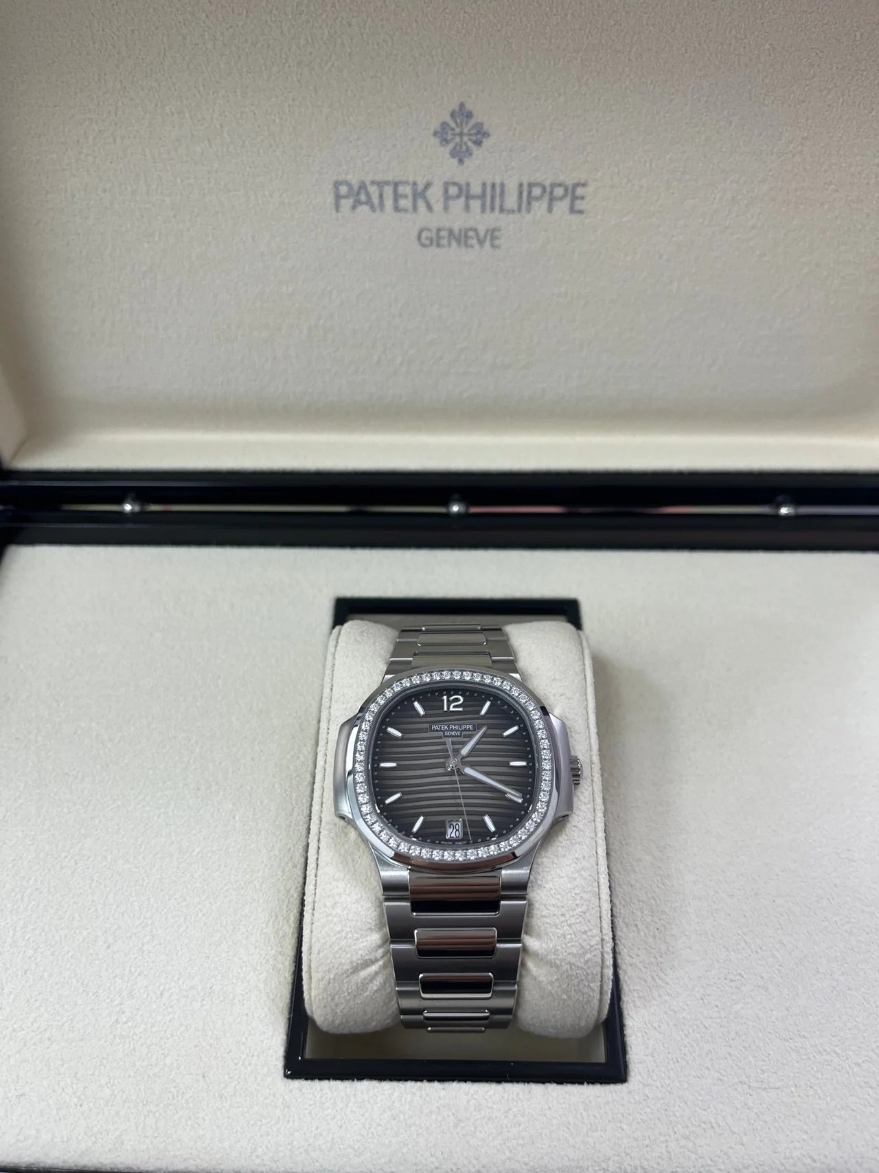 Patek Philippe Nautilus Ladies 7118/1200A-011 Super Clone – 35.2mm Silver Dial Replica Watch