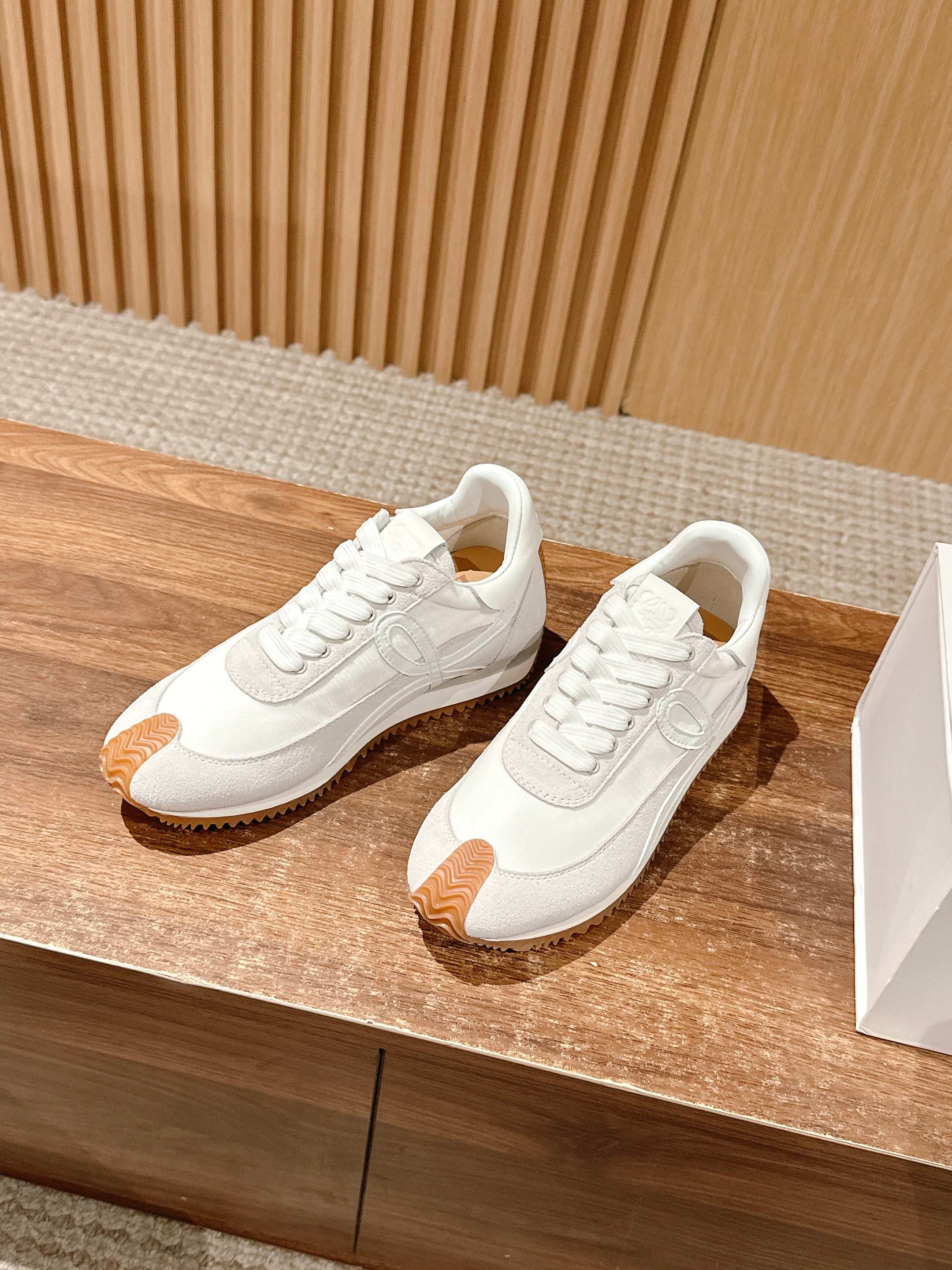 FLOW RUNNER SNEAKER IN LIGHT GRAY SUEDE AND WHITE SHEEPSKIN、mysite、Cacoeks