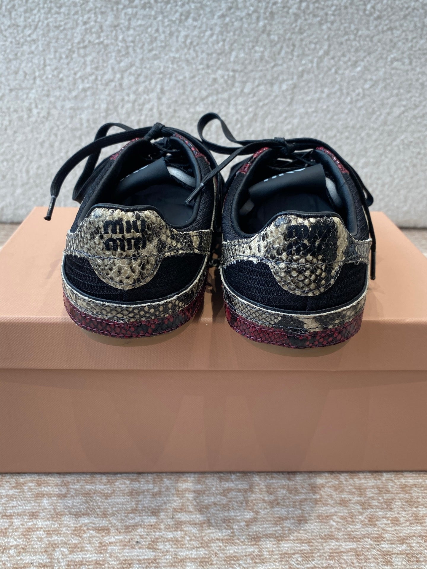 GYMNASIUM SNEAKER IN BLACK FABRIC AND BLACK RED SNAKE EFFECT CALFSKIN、mysite、Cacoeks