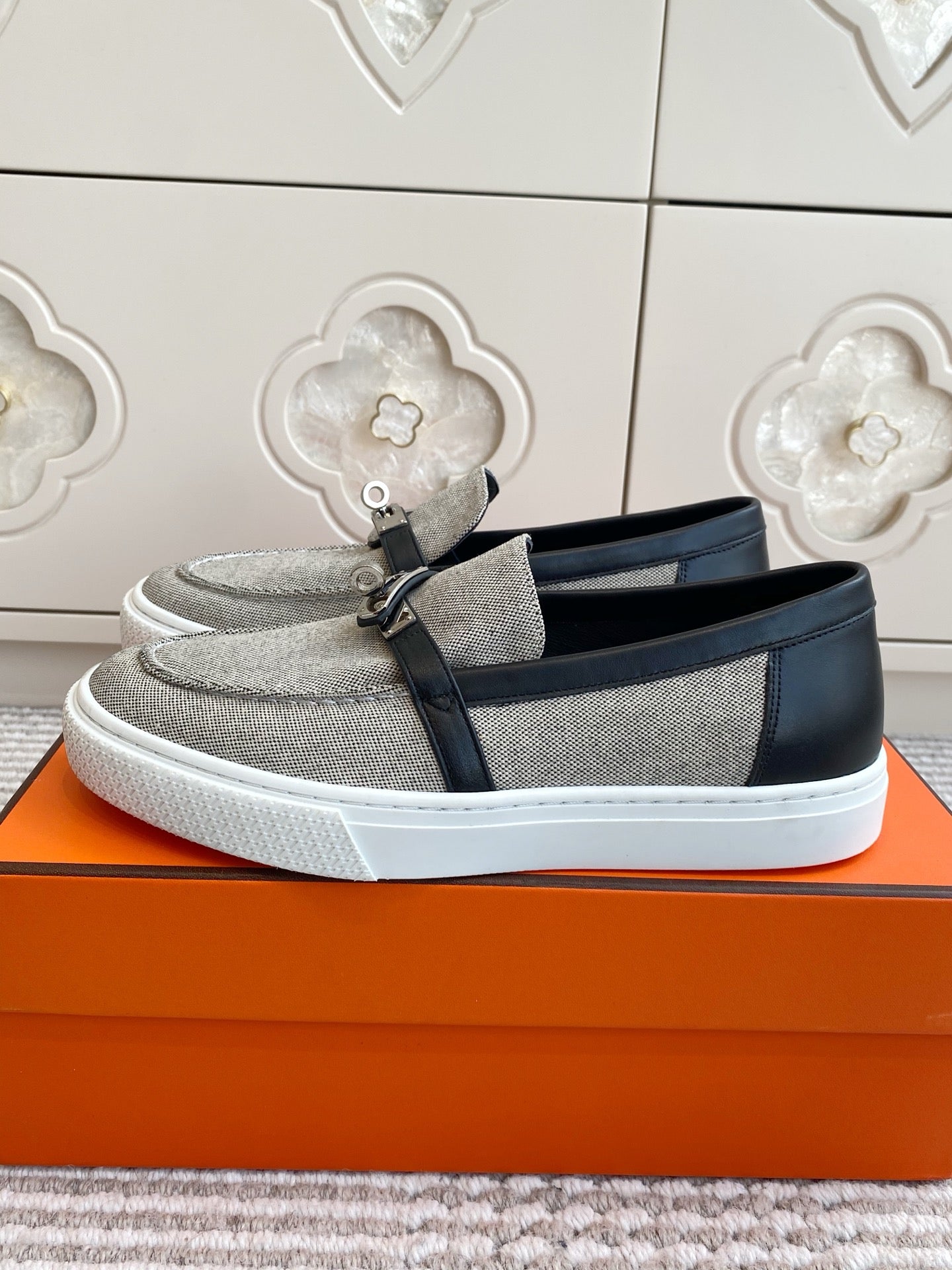 HM 25S SLIP-ON IN GREY CANVAS AND BLACK LAMBSKIN WITH SILVER HARDWARE、mysite、Cacoeks
