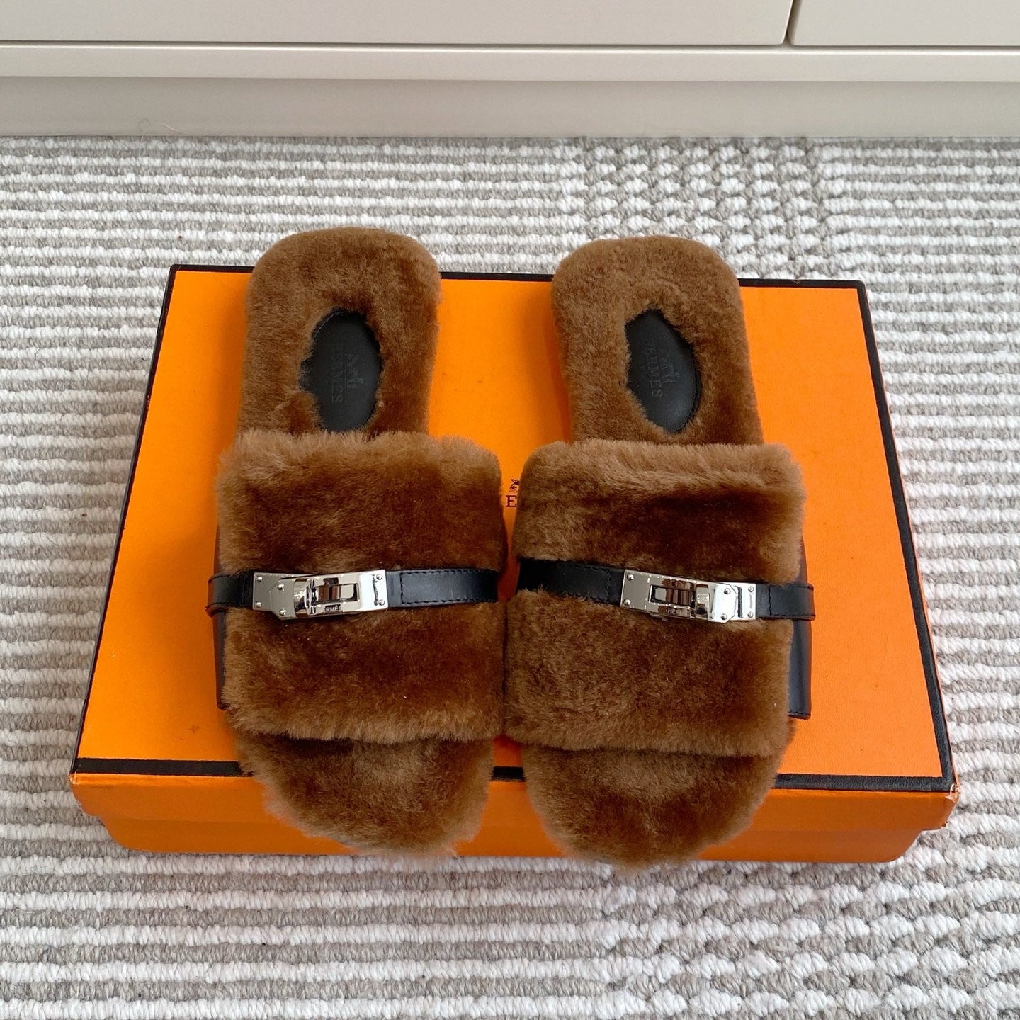 HM 25S GIULIA SANDAL IN BROWN SHEARLING WITH SILVER HARDWARE、mysite、Cacoeks