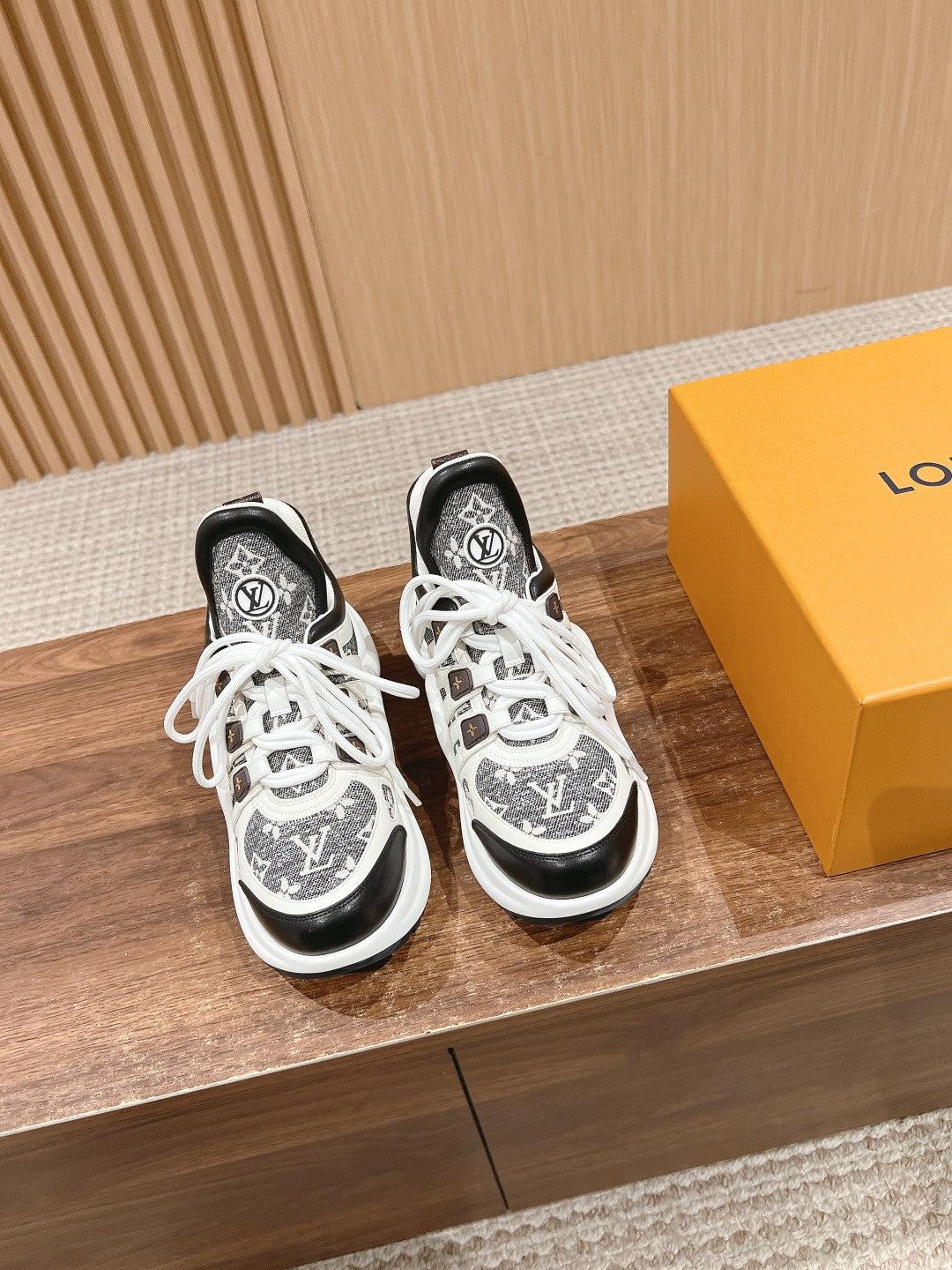 LV ARCHLIGHT SNEAKER IN WHITE MIX BLACK CALFSKIN AND MONOGRAM DENIM、mysite、Cacoeks