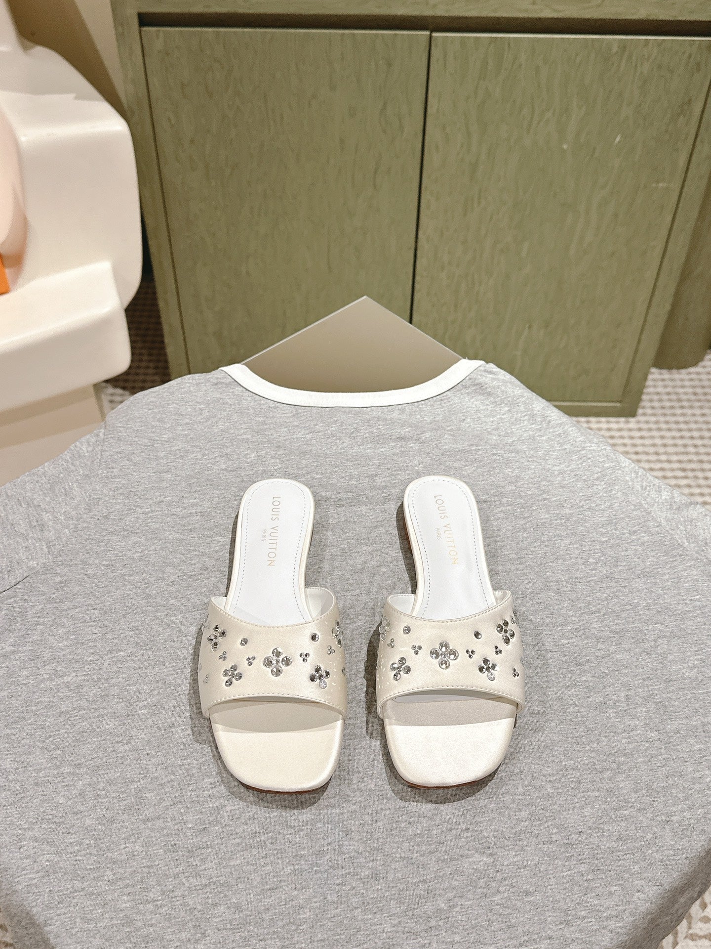 LV WOMEN FLAT MULE IN WHITE SATIN WITH RHINESTONE、mysite、Cacoeks