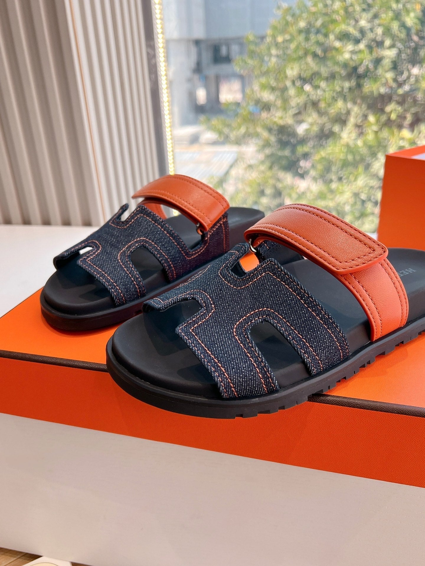 CHYPRE SANDAL IN BLACK DENIM AND VIVID ORANGE CALFSKIN、mysite、Cacoeks