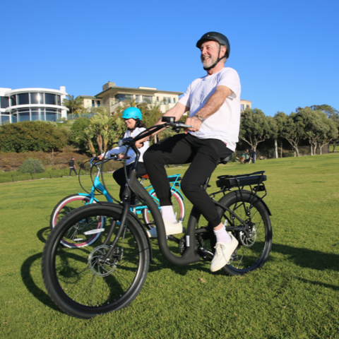 Elderly_Couple_Riding_the_Simple_Step-Thru_500W