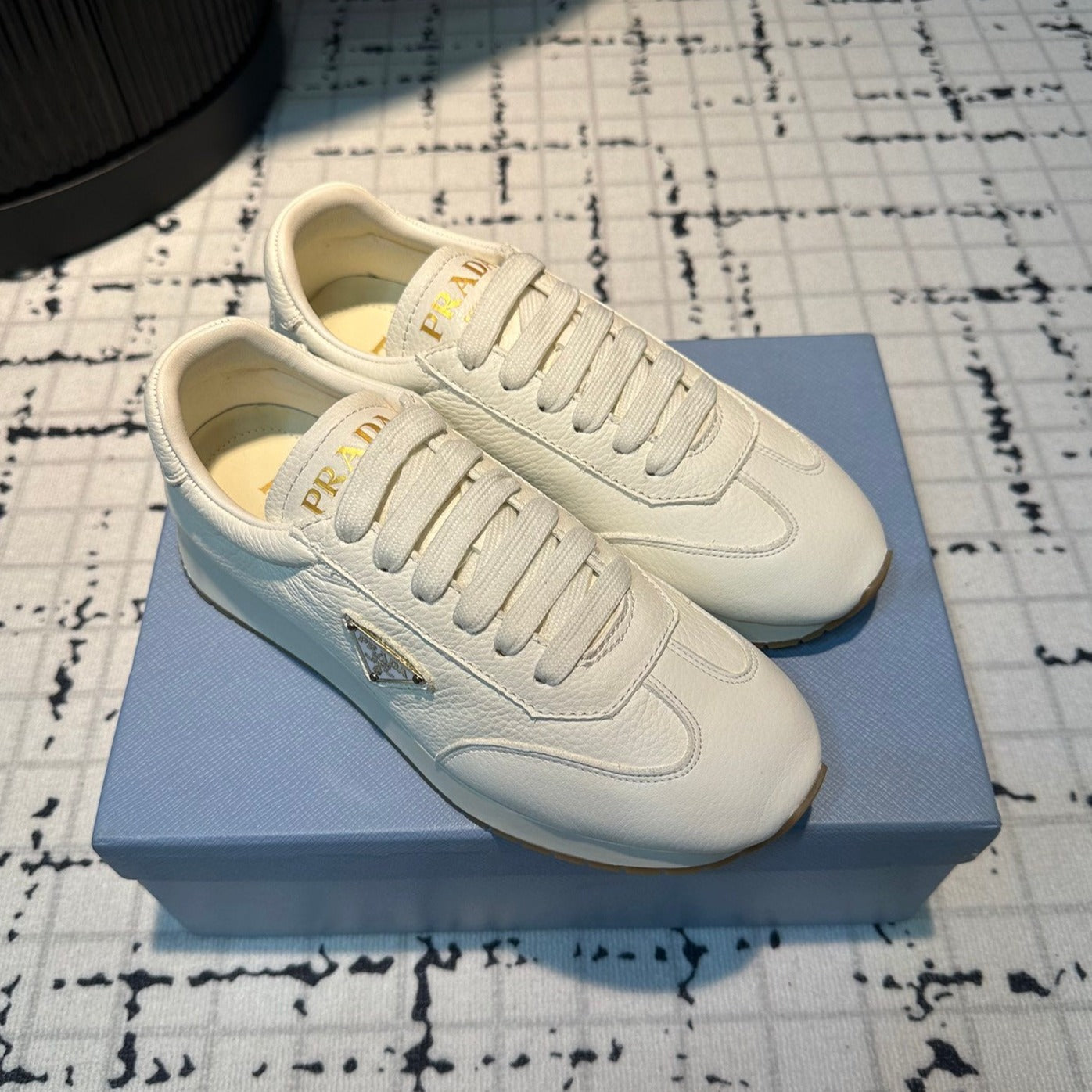 PRA TRIANGLE LOGO SNEAKERS WHITE CALFSKIN、mysite、Cacoeks