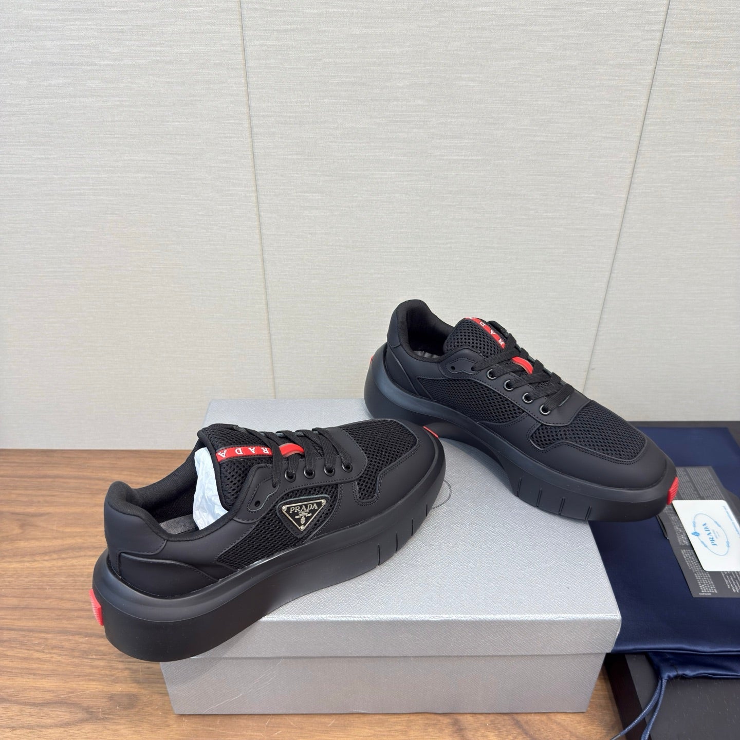 PRADA 25S SPORTY STYLE MEN SNEAKERS LOGO 45MM IN BLACK AND RED CALFSKIN、mysite、Cacoeks
