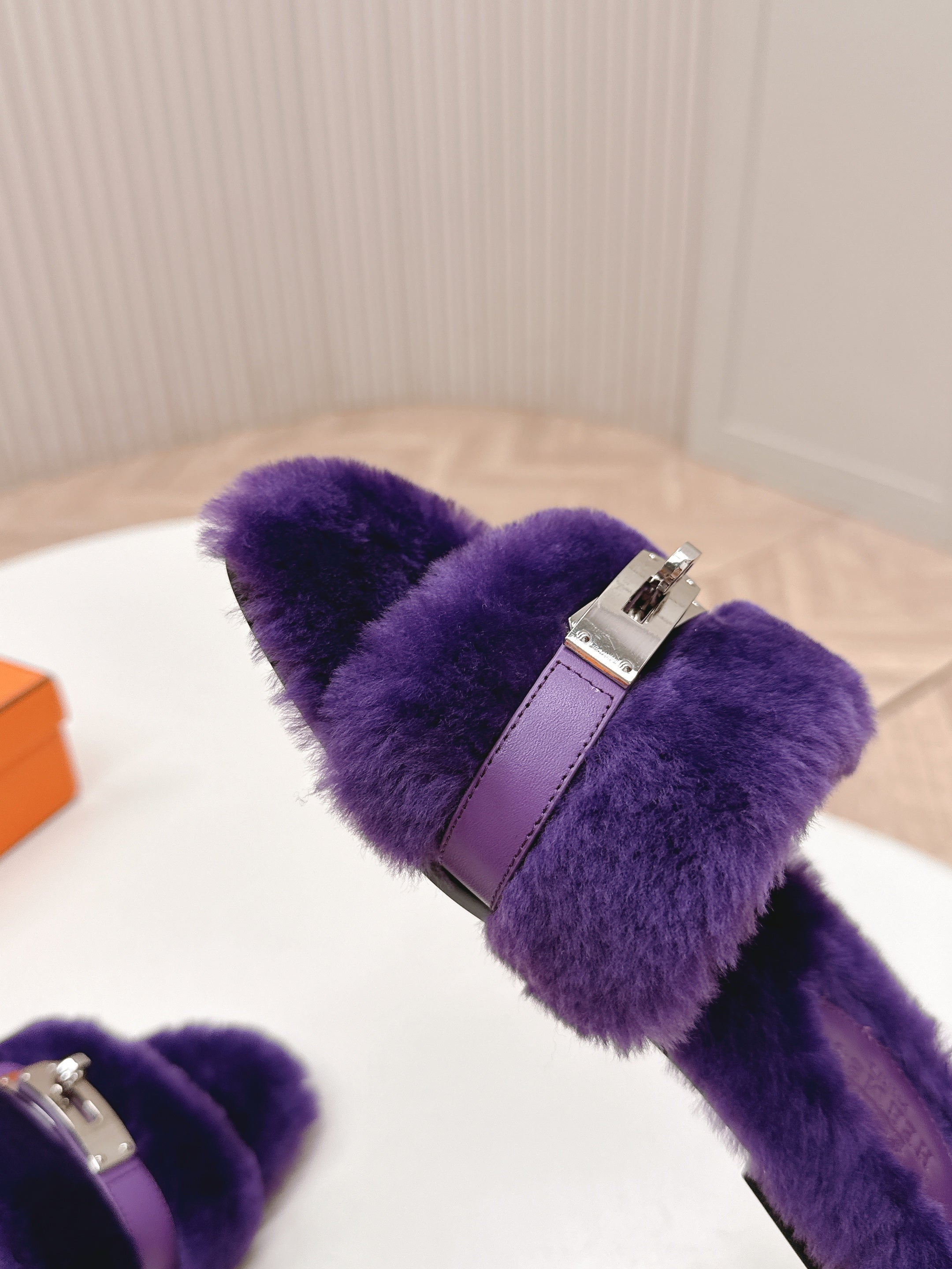 HM 25S ORAN SANDAL IN DARK PURPLE SHEARLING WITH SILVER HARDWARE、mysite、Cacoeks