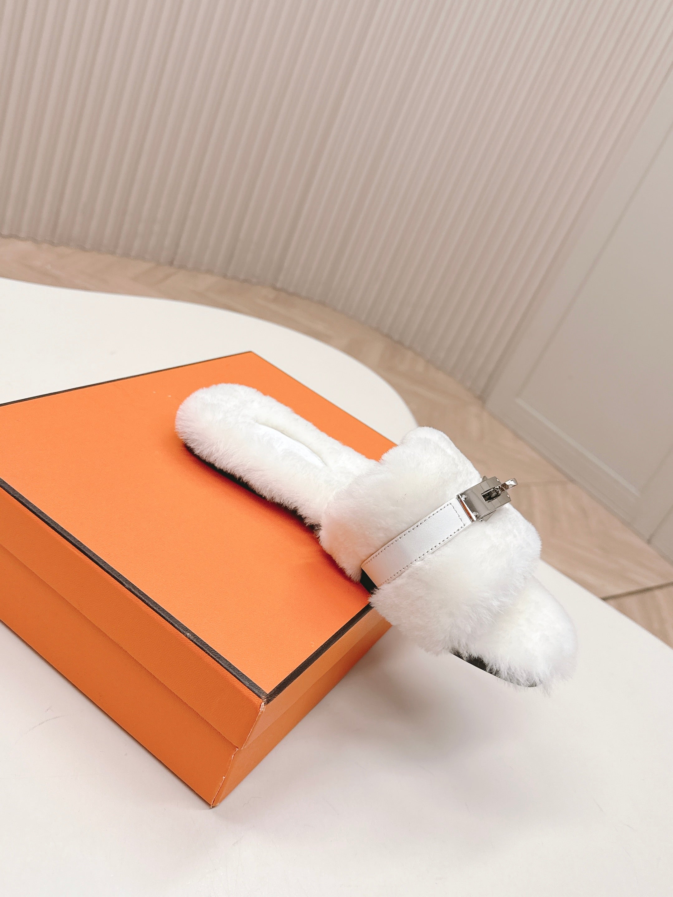 HM 25S ORAN SANDAL IN WHITE SHEARLING WITH SILVER HARDWARE、mysite、Cacoeks