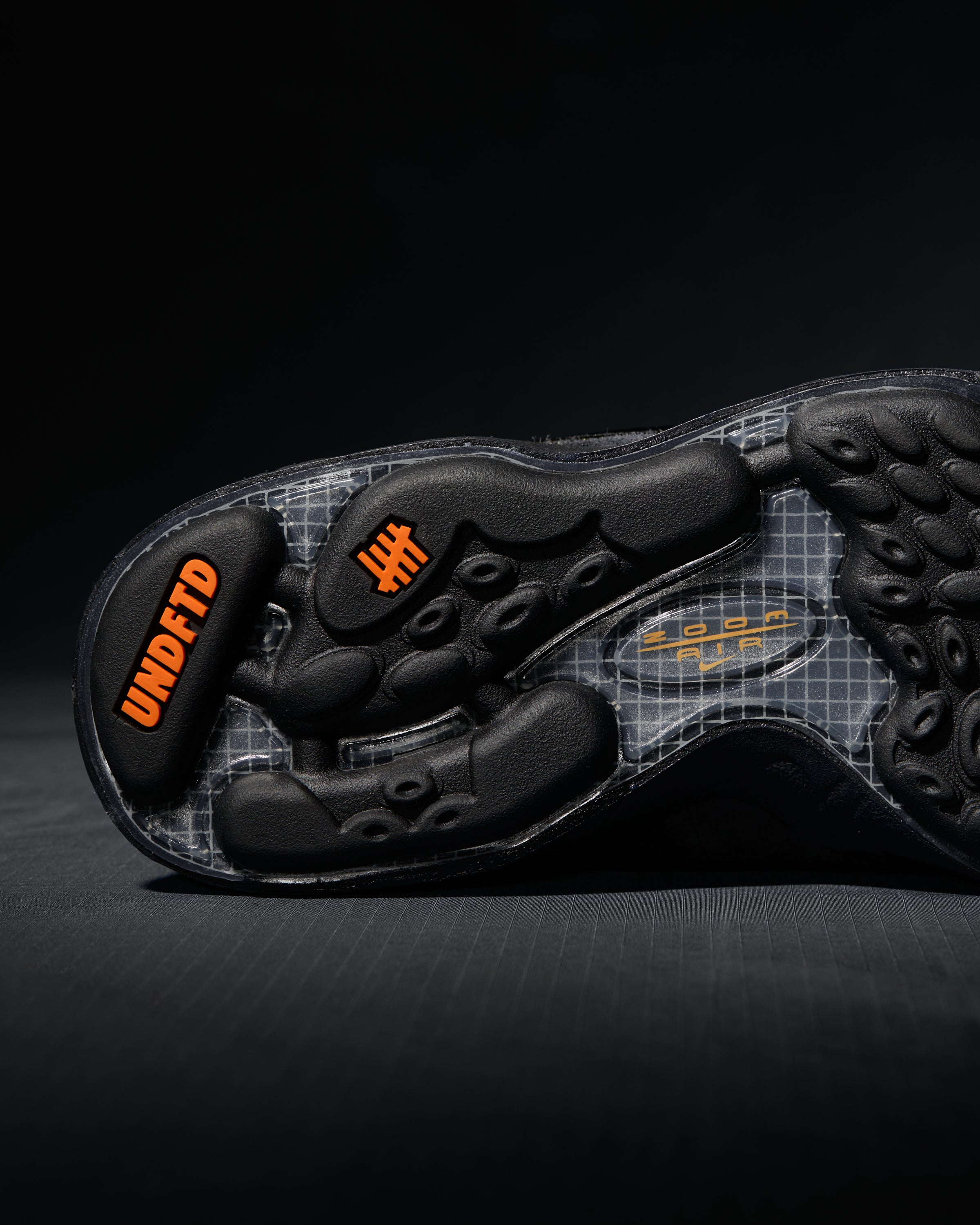 UNDEFEATED X NIKE AIR ZOOM SPIRIDON - CARGOKHAKI/ BLACK