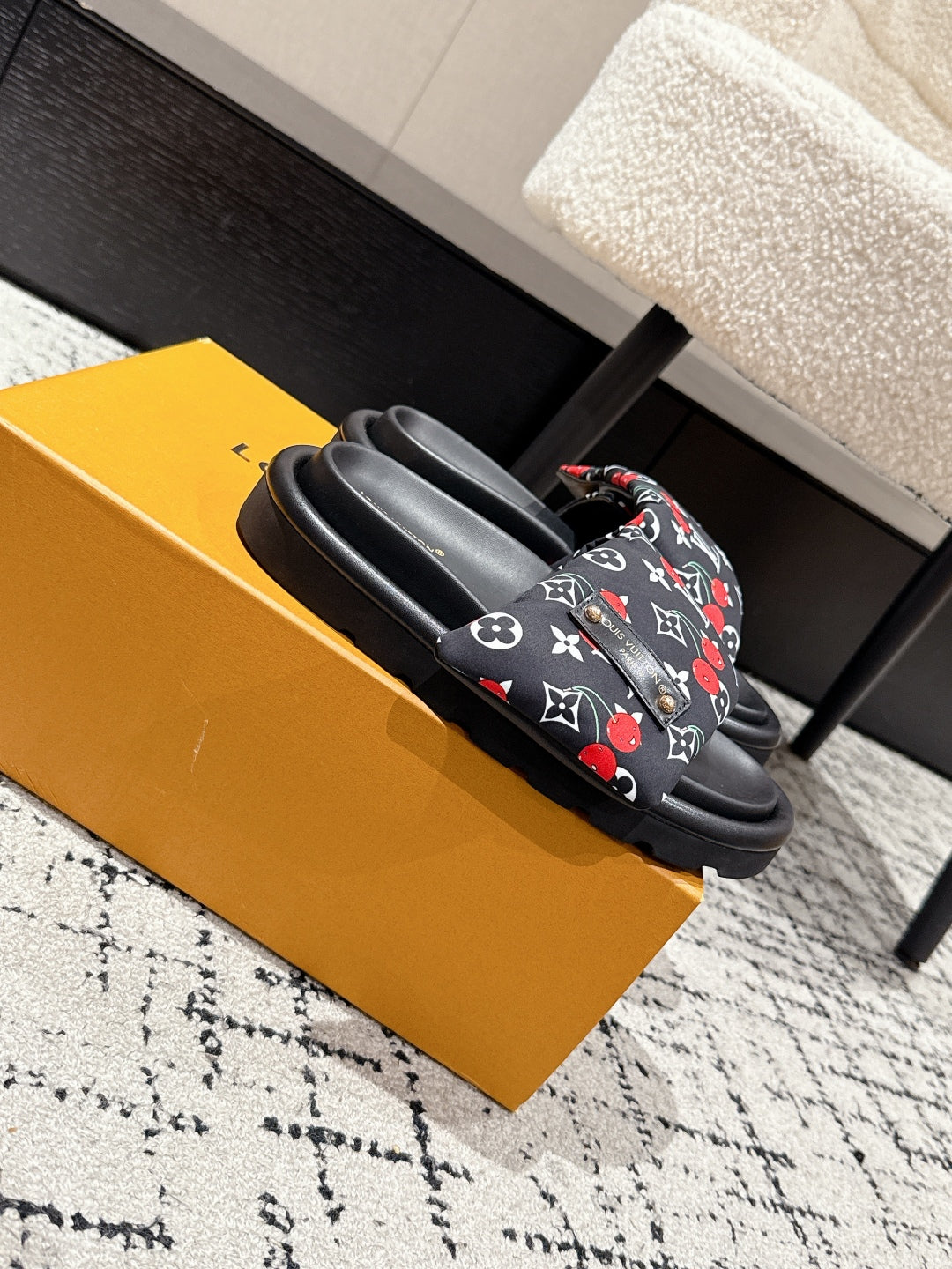 LV MIAMI-STYLE SANDALS 25S IN BLACK FABRIC AND CALFSKIN、mysite、Cacoeks