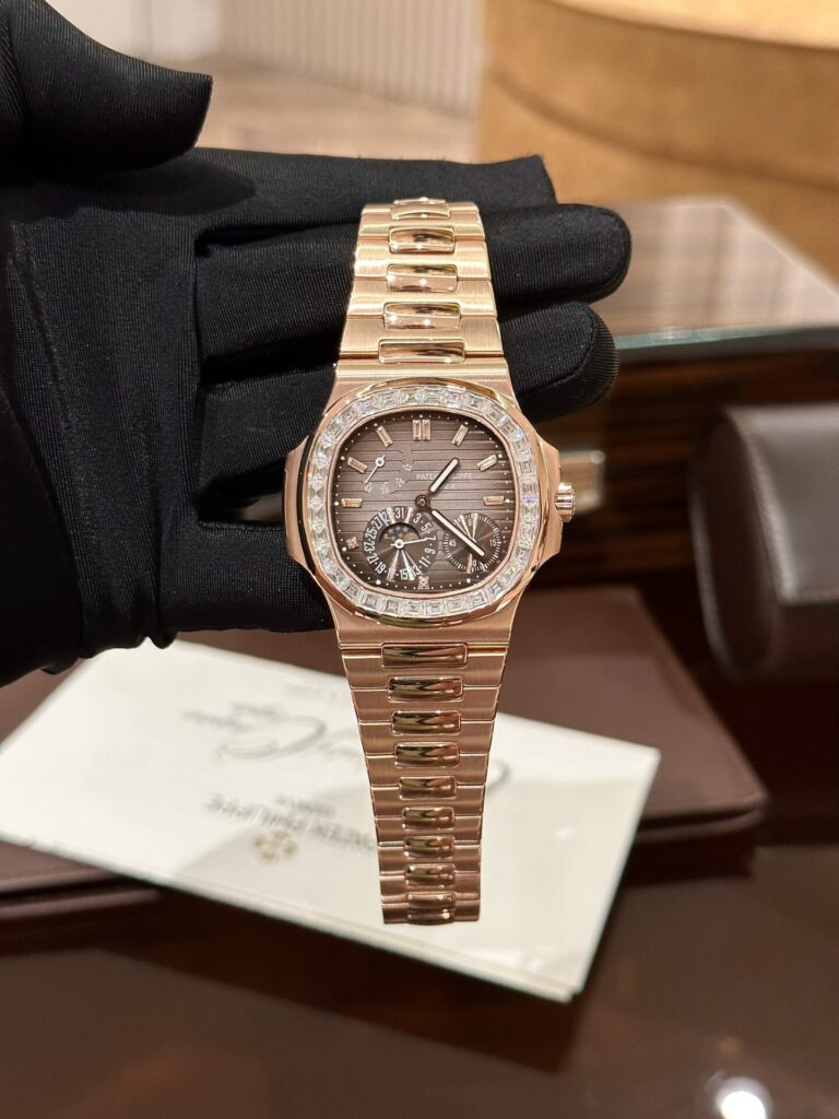 Đồng Hồ Patek Philippe Nautilus 5724 Bọc Vàng Độ Kim Cương Moissanite 40mm (7)
