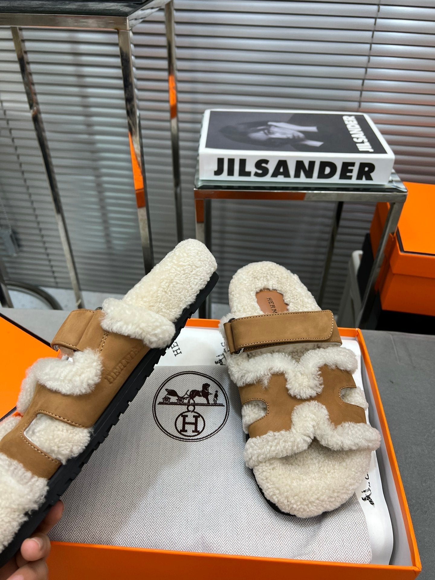 CHYPRE SLIPPERS IN BEIGE LAMB WOOL AND PERU BROWN SUEDE、mysite、Cacoeks