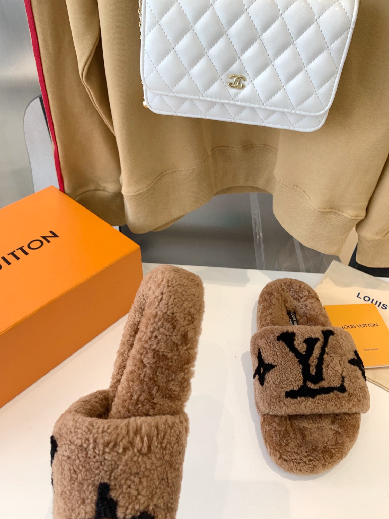LV WOMEN'S PASEO FLAT SLIPPER IN CARAMEL BROWN FLEECE WITH BLACK LOGO、mysite、Cacoeks