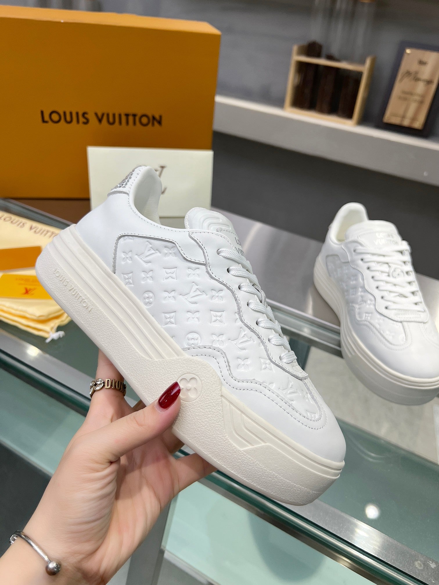 LV WOMEN GROOVY PLATFORM IN WHITE EMBOSSED CALFSKIN、mysite、Cacoeks