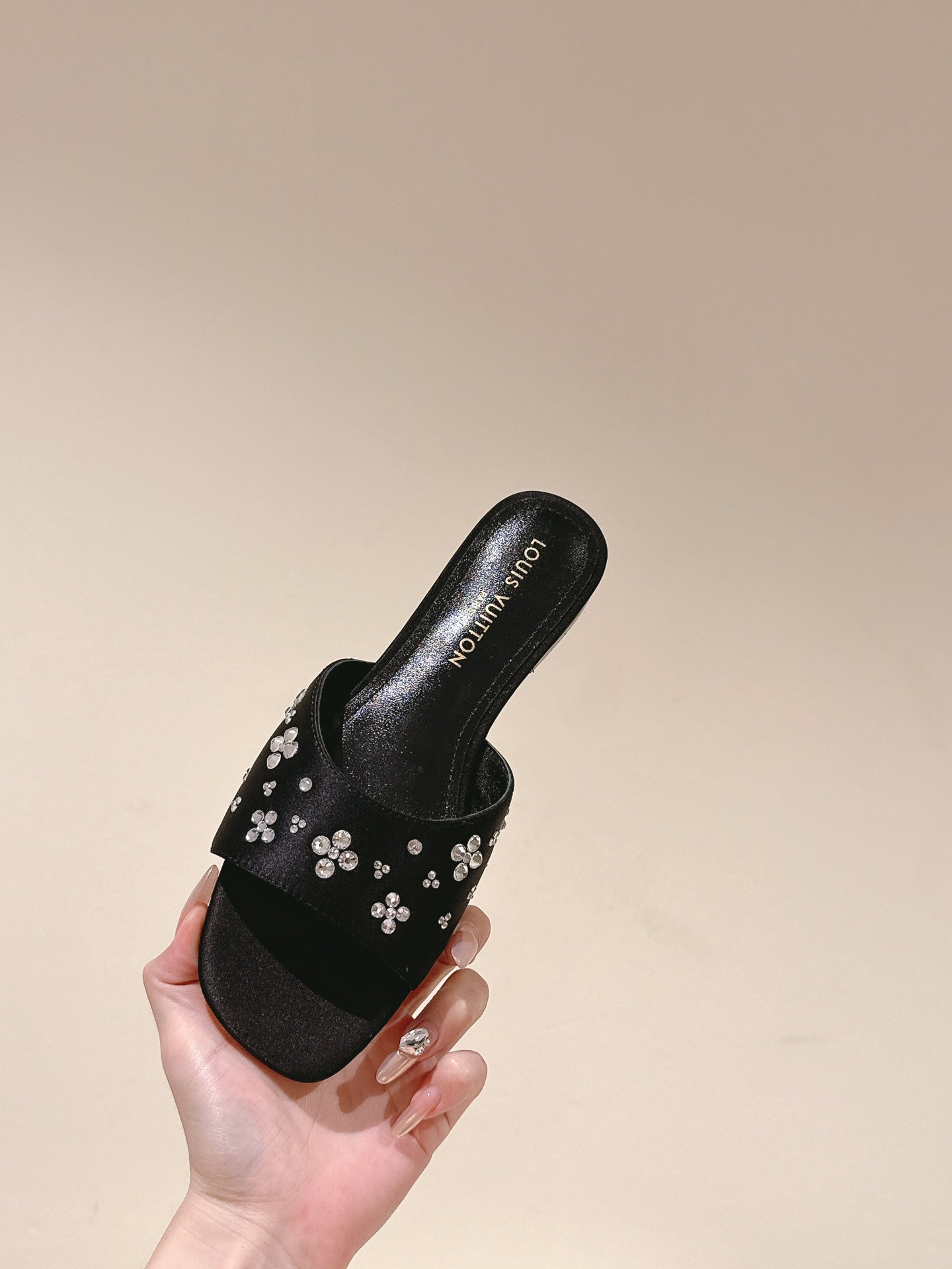 LV WOMEN FLAT MULE IN BLACK SATIN WITH RHINESTONE、mysite、Cacoeks
