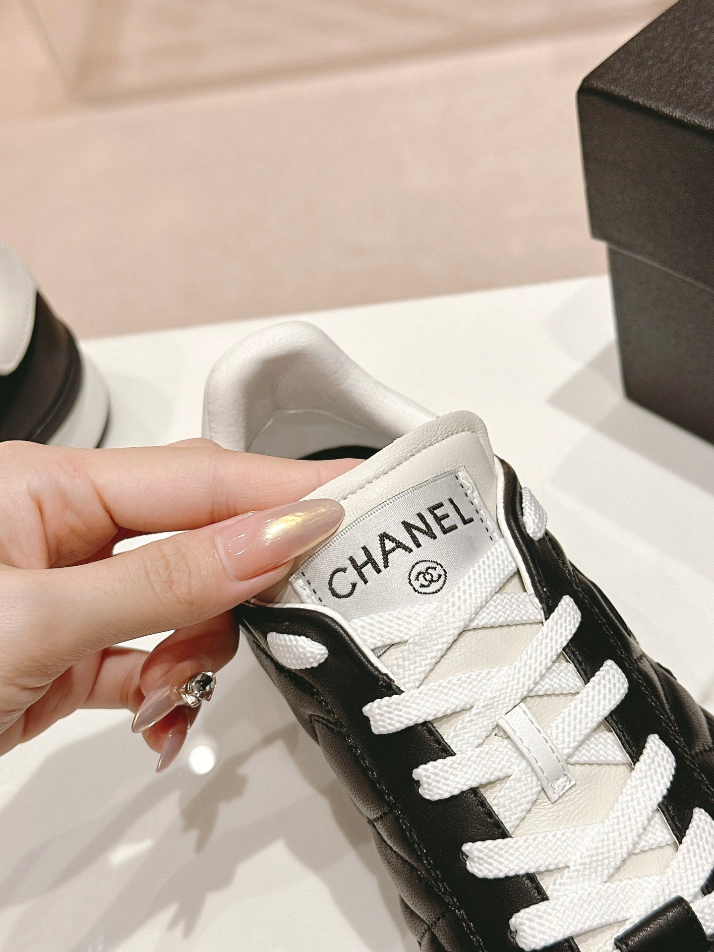 SNEAKERS IN GLOSSY BLACK LAMBSKIN、mysite、Cacoeks