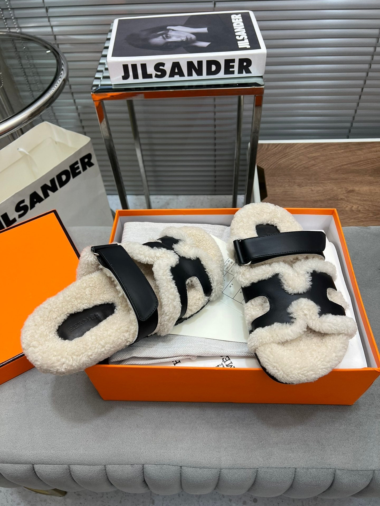 CHYPRE SLIPPERS IN BEIGE LAMB WOOL AND BLACK CALFSKIN、mysite、Cacoeks